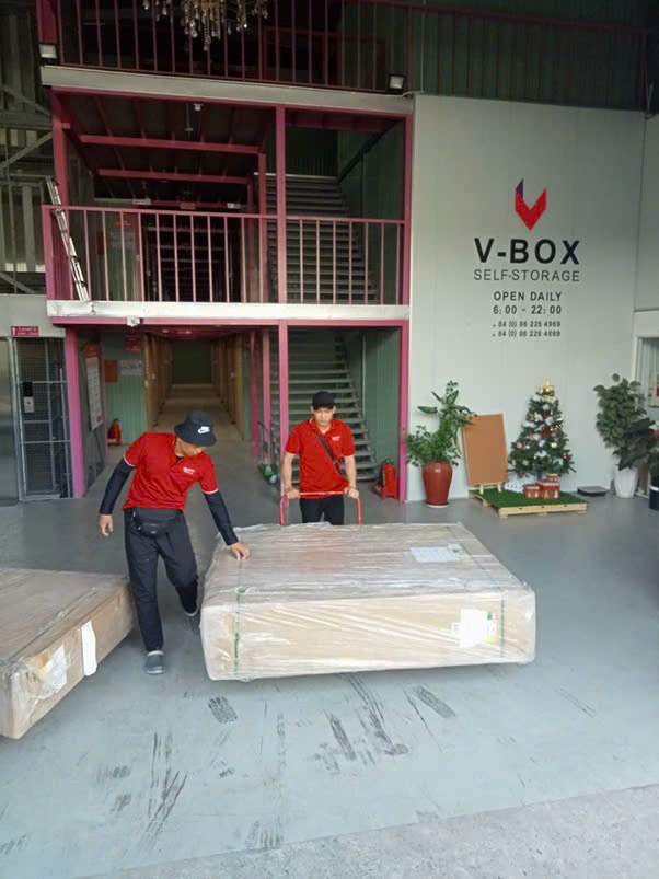 Nhân viên Thành Hưng Group cẩn thận vận chuyển thiết bị có giá trị cao lên xe tải.