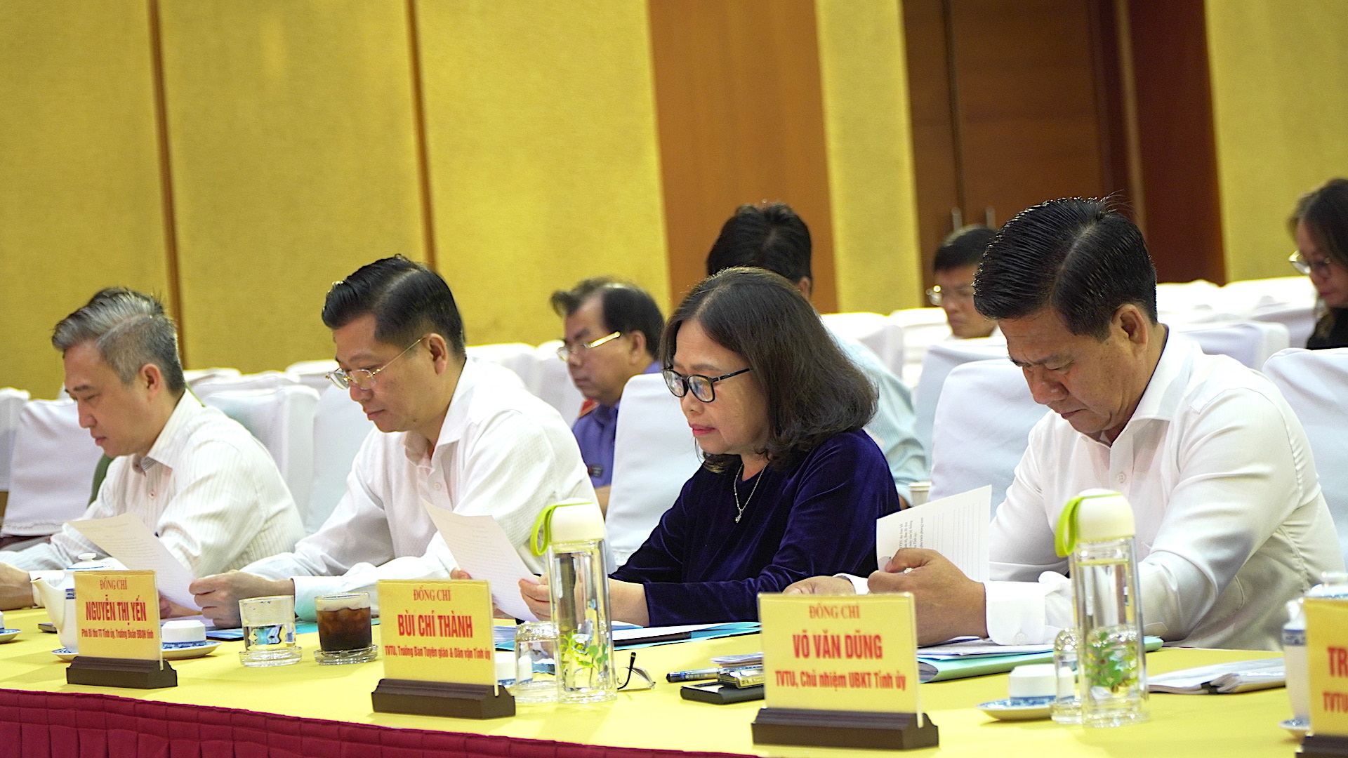 Bà Nguyễn Thị Yến, Phó Bí thư Thường trực Tỉnh ủy, Trưởng Đoàn ĐBQH tỉnh cùng các đại biểu dự hội nghị.