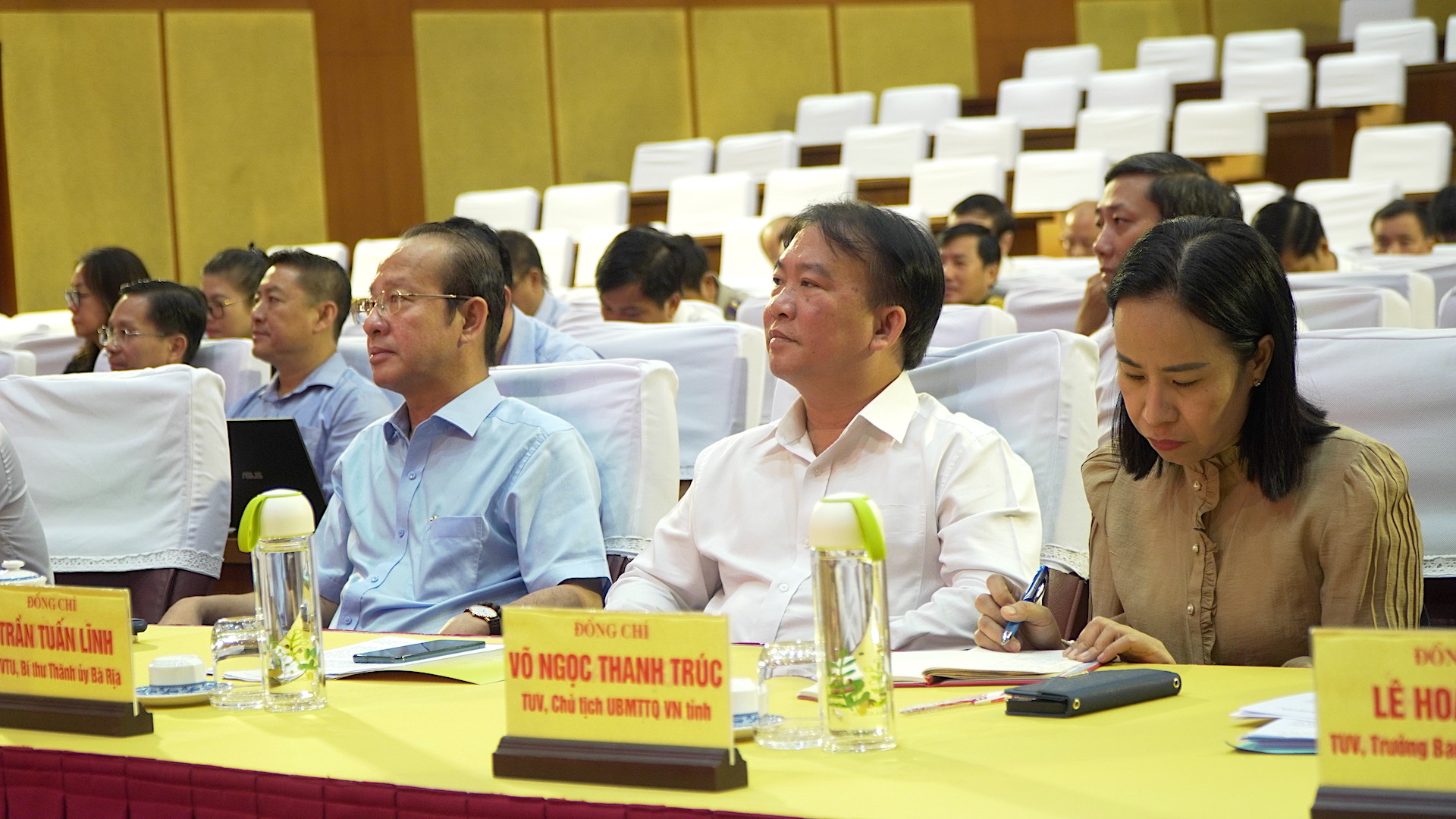 Lãnh đạo các ban, ngành và địa phương tham dự hội nghị.