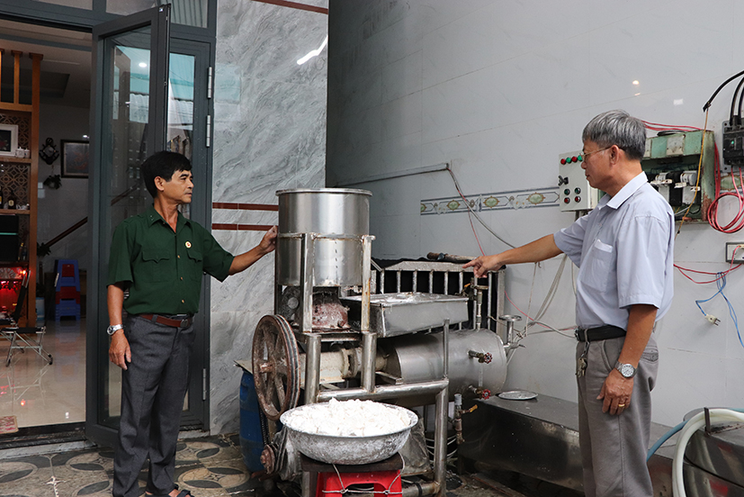 Sau hơn 10 năm phát triển nghề sản xuất bún tươi, gia đình CCB Phan Đức Trung, TT.Long Hải (huyện Long Đất) có thu nhập mỗi năm hơn 500 triệu đồng.
