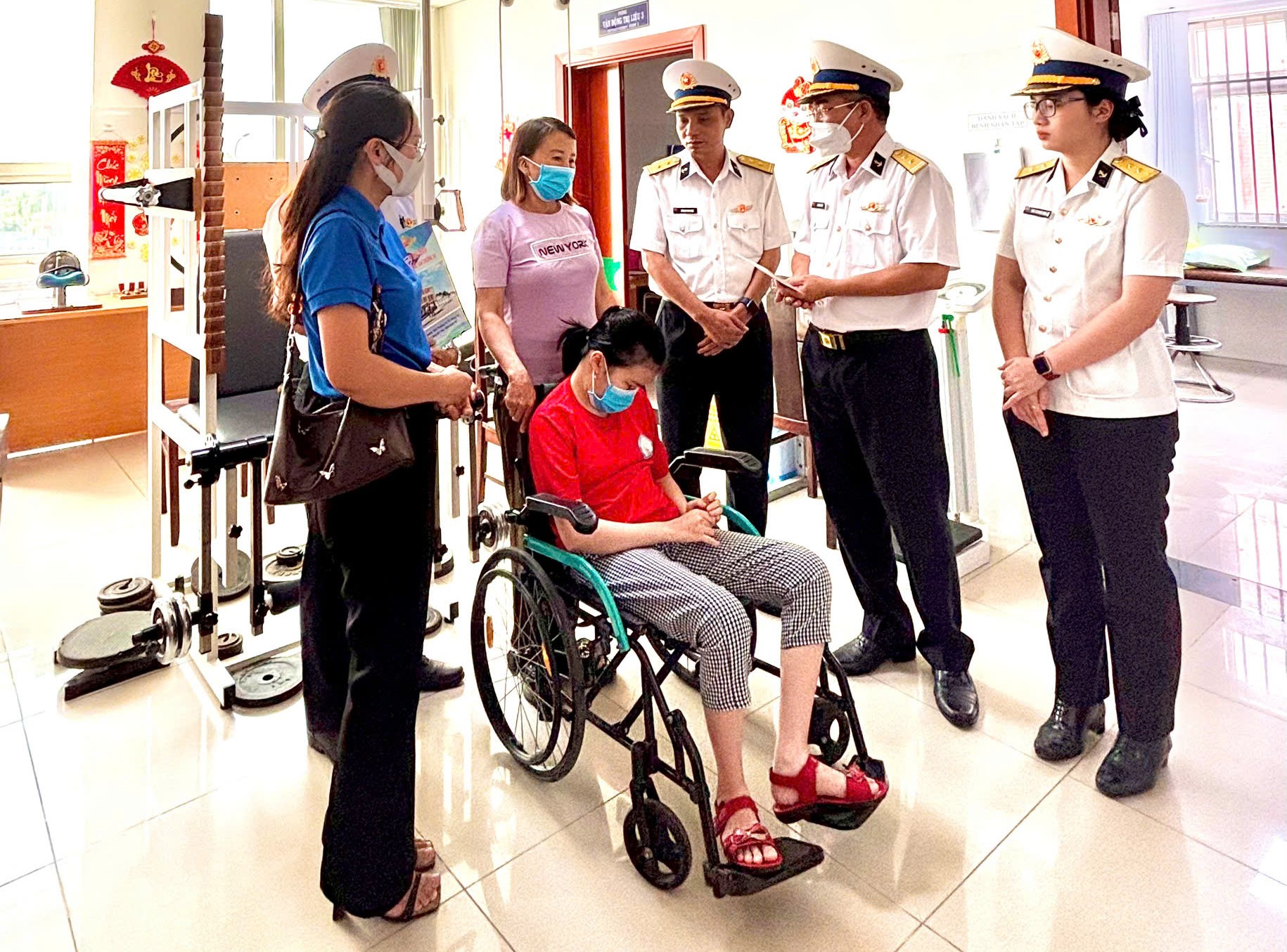 Đoàn công tác Hải đoàn 129 trao tiền hỗ trợ cháu Nguyễn Lê Bảo Thy tại Bệnh viện Vũng Tàu.