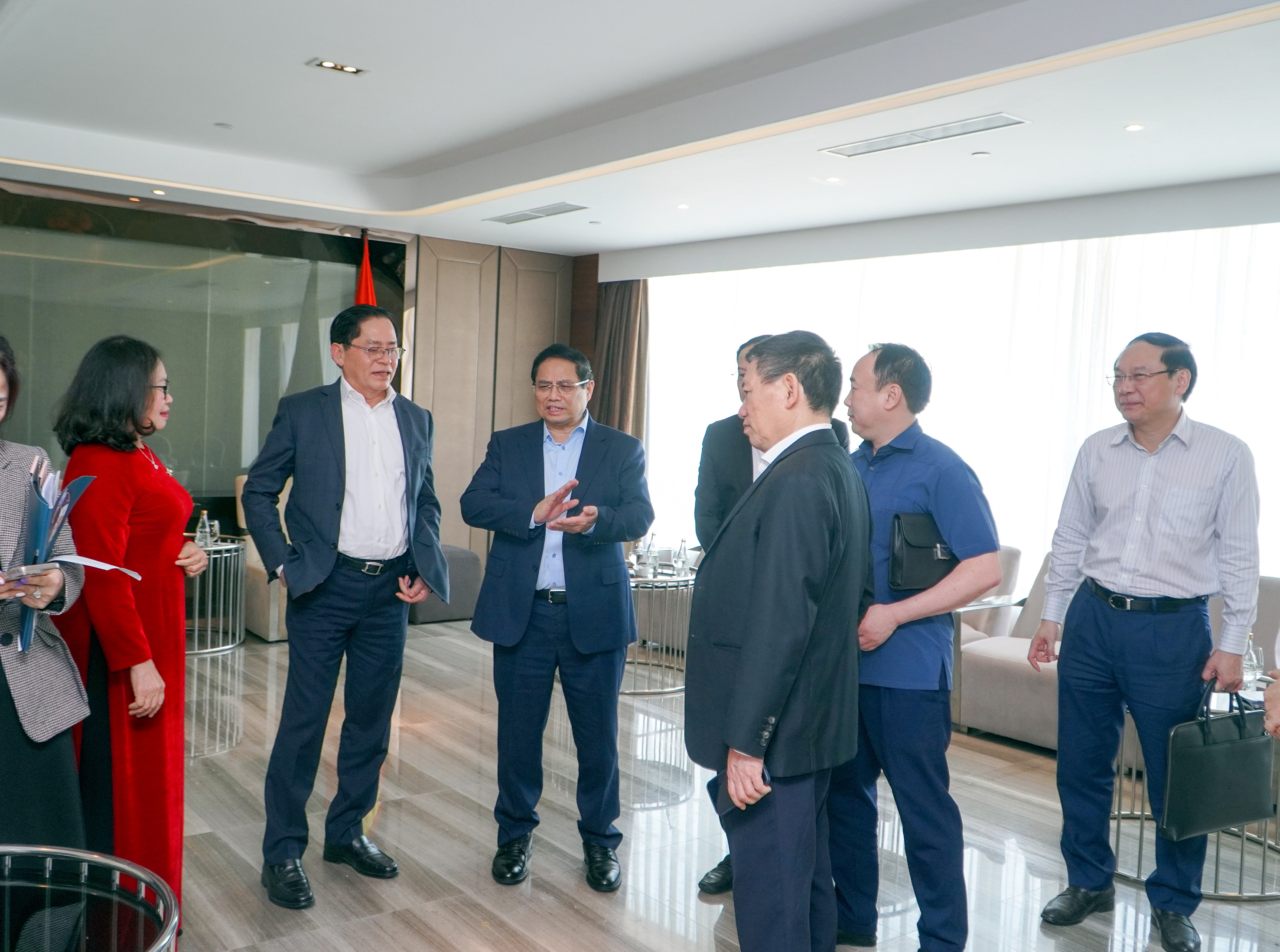 Thủ tướng Phạm Minh Chính, Phó Thủ tướng Hồ Đức Phớc trao đổi với lãnh đạo tỉnh.