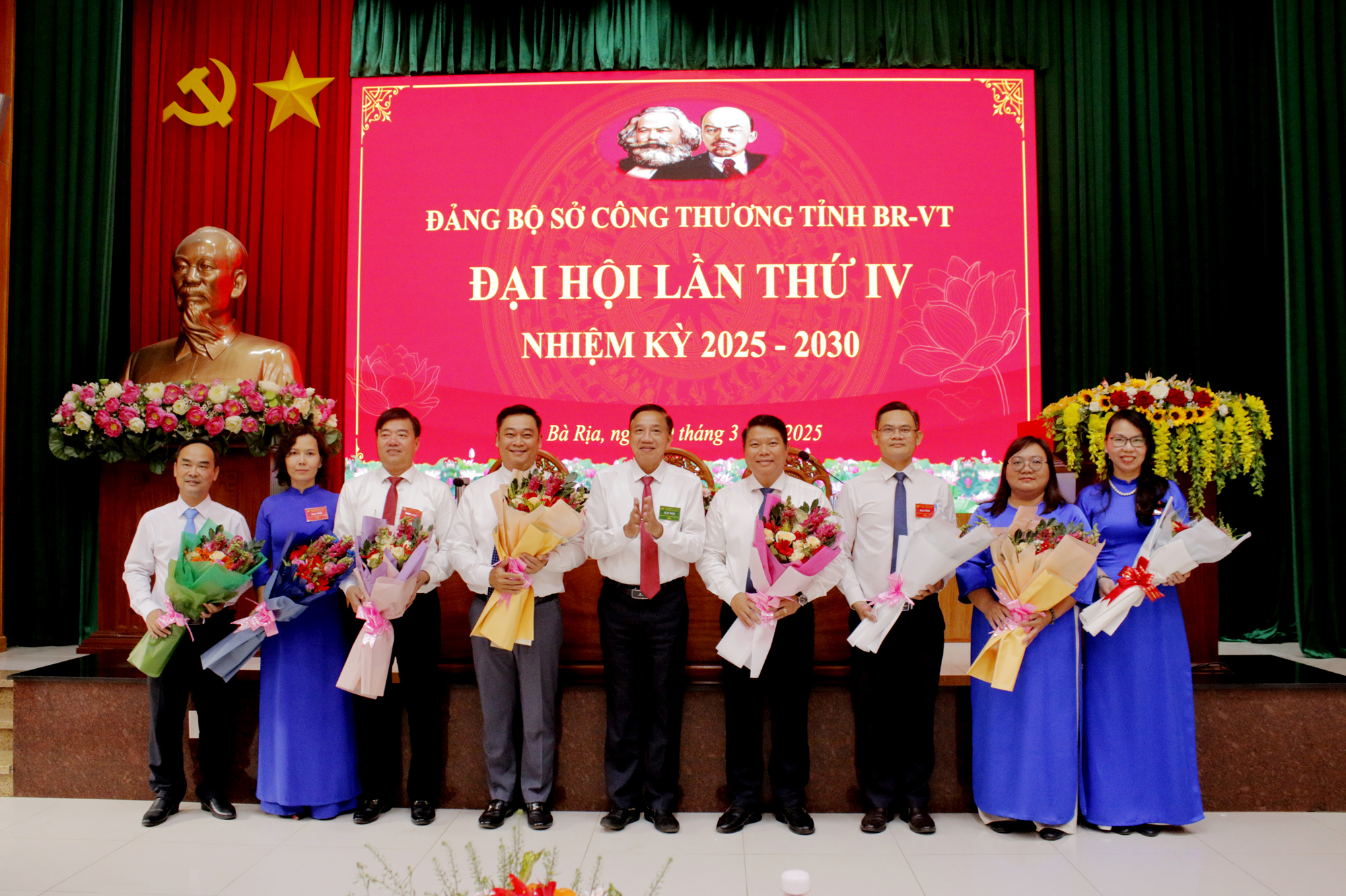 Các đồng chí Cấp ủy Sở Công thương khóa IV, nhiệm kỳ 2025-2030 ra mắt đại hội.