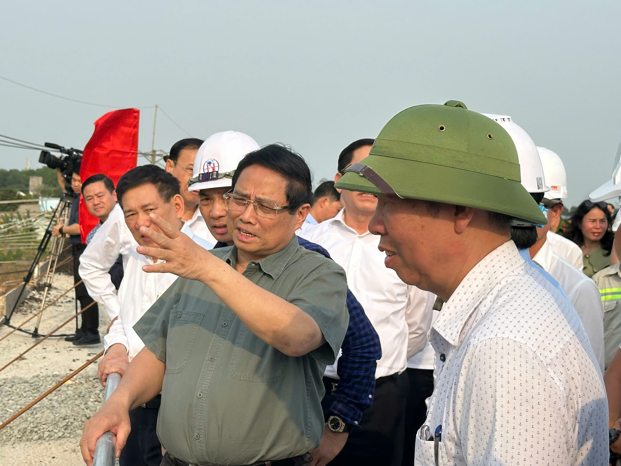 Thủ tướng Phạm Minh Chính kiểm tra thực tế dự án cao tốc Biên Hòa-Vũng Tàu tại điểm đầu dự án thành phần 3.  