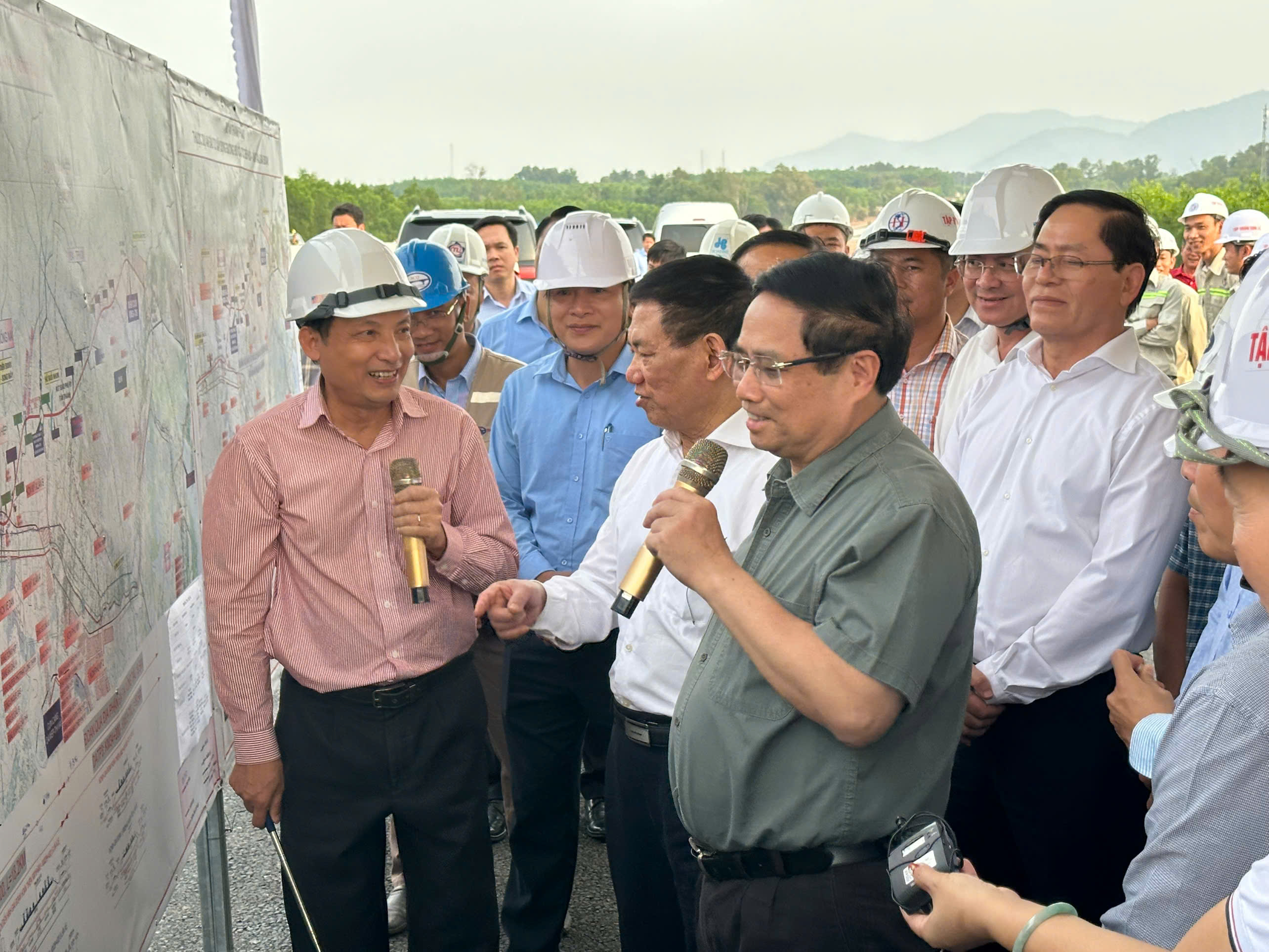 Ông Nguyễn Văn Trình, Giám đốc Ban Quản lý Dự án Giao thông Khu vực và Chuyên ngành Nông nghiệp, đã báo cáo tiến độ triển khai dự án với Thủ tướng Phạm Minh Chính.