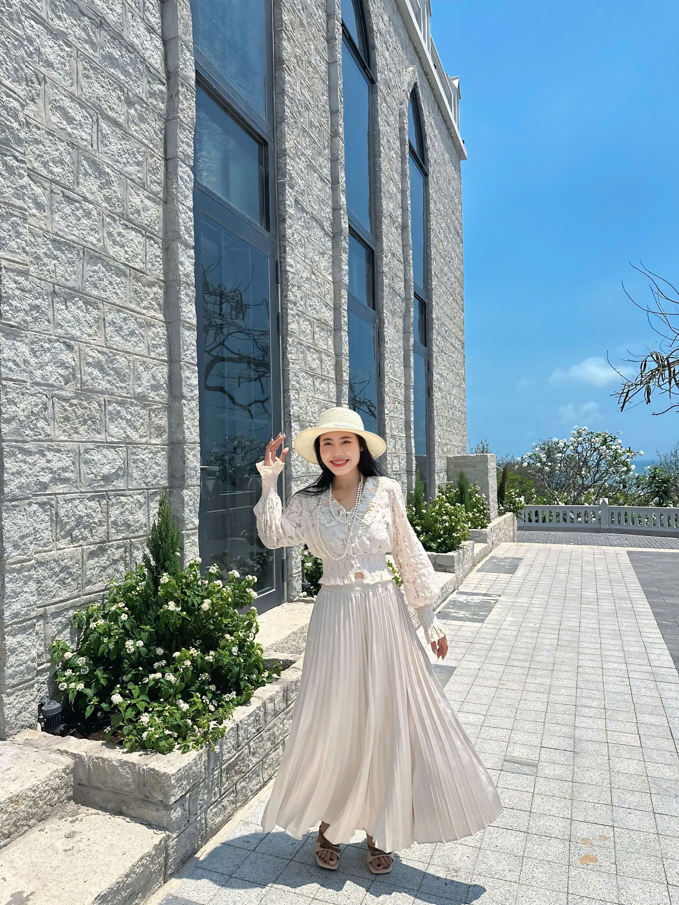 Chị Trịnh Kim Mến (TT.Long Hải, huyện Long Đất) đến thực hiện bộ ảnh tại ngôi nhà nguyện của Trung tâm hành hương Chúa Kitô Vua (TP.Vũng Tàu).