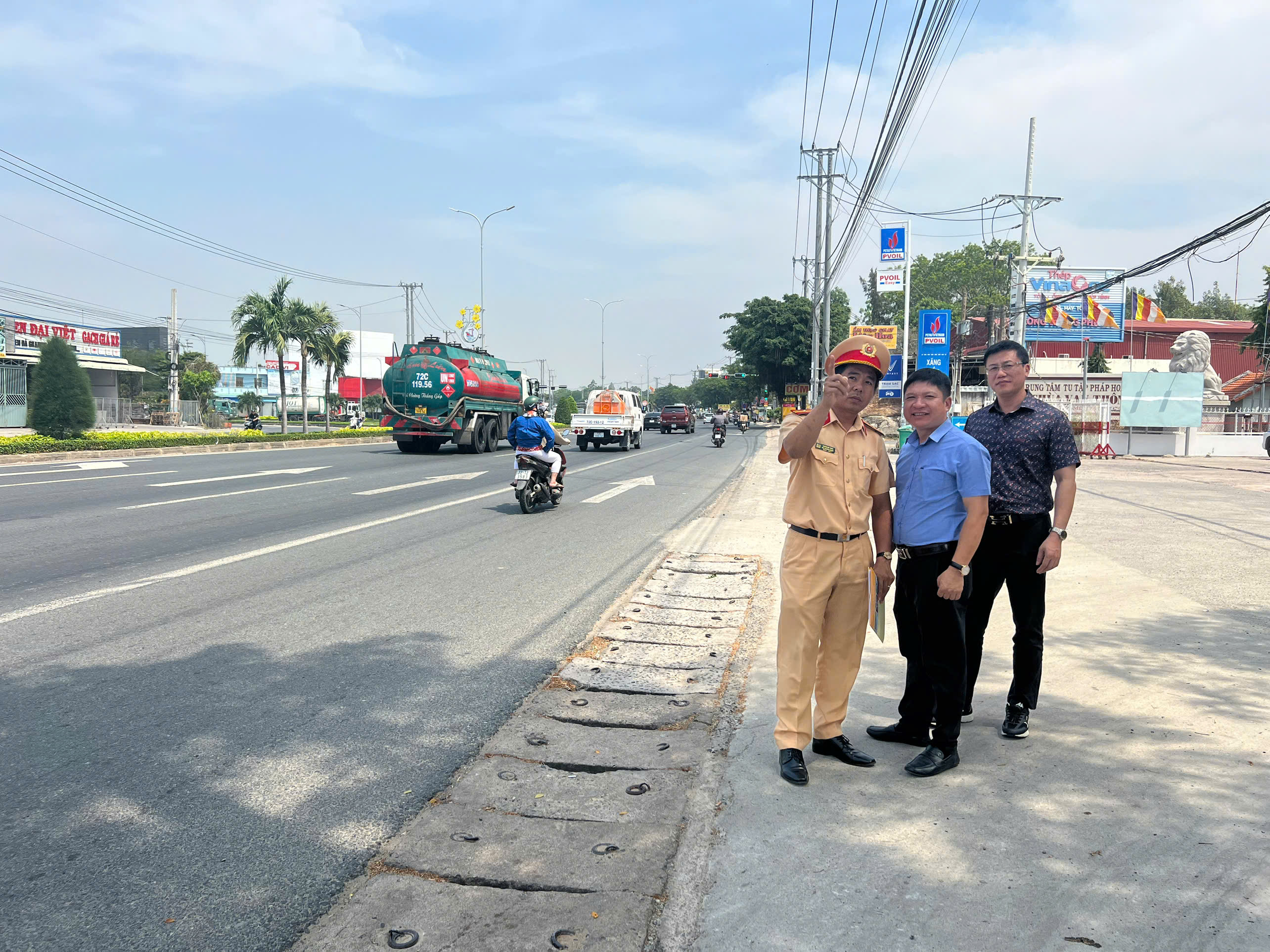 Lực lượng chức năng khảo sát bất cập về vạch kẻ đường tại cây xăng số 12, Quốc lộ 51 (Phước Hòa, TP.Phú Mỹ) để có giải pháp khắc phục.