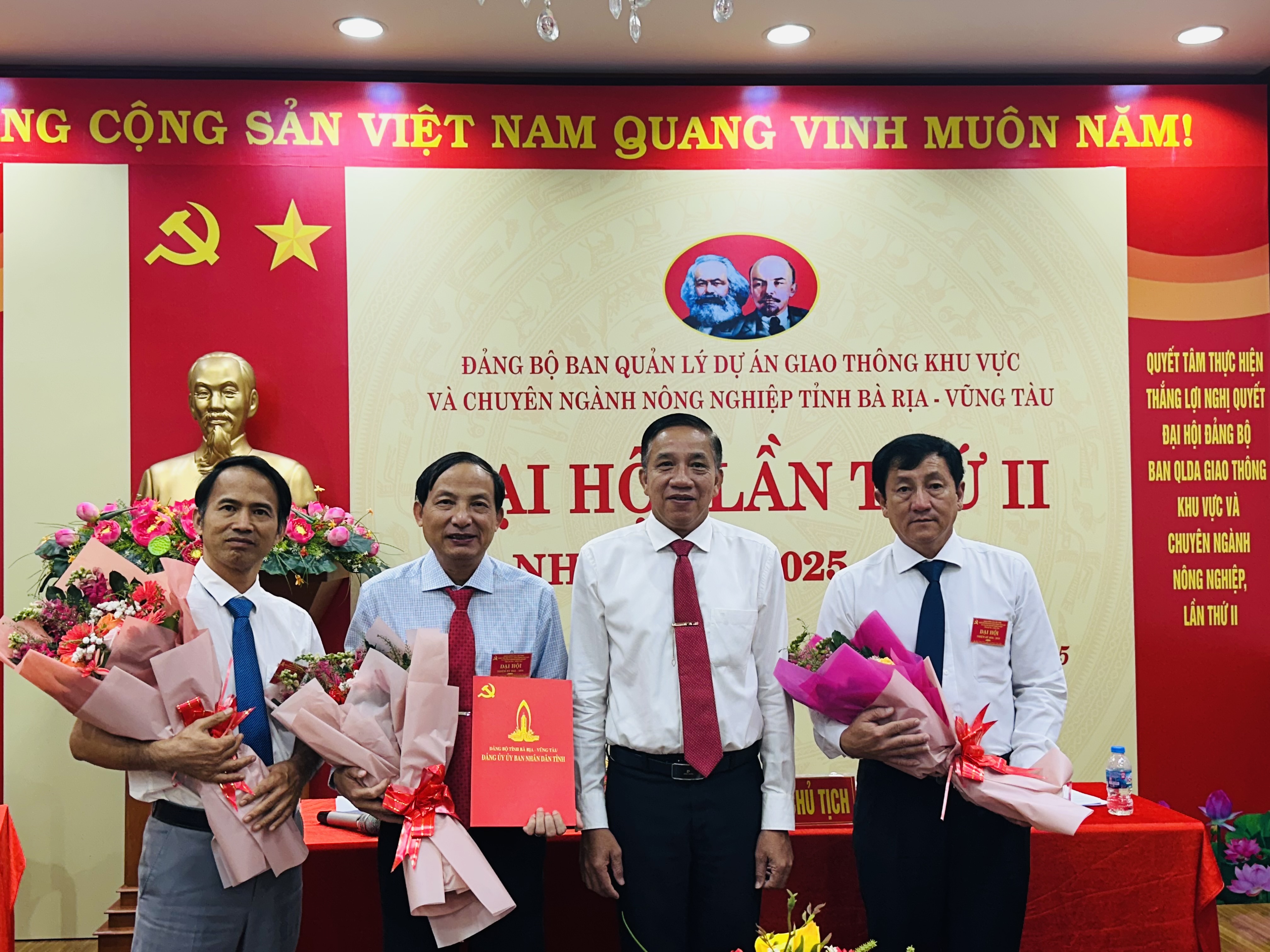 Ông Nguyễn Văn Trình (thứ hai từ trái sang) được Đảng ủy UBND tỉnh chỉ định giữ chức Bí thư Đảng ủy Ban Quản lý Dự án Giao thông Khu vực và Chuyên ngành Nông nghiệp tỉnh.