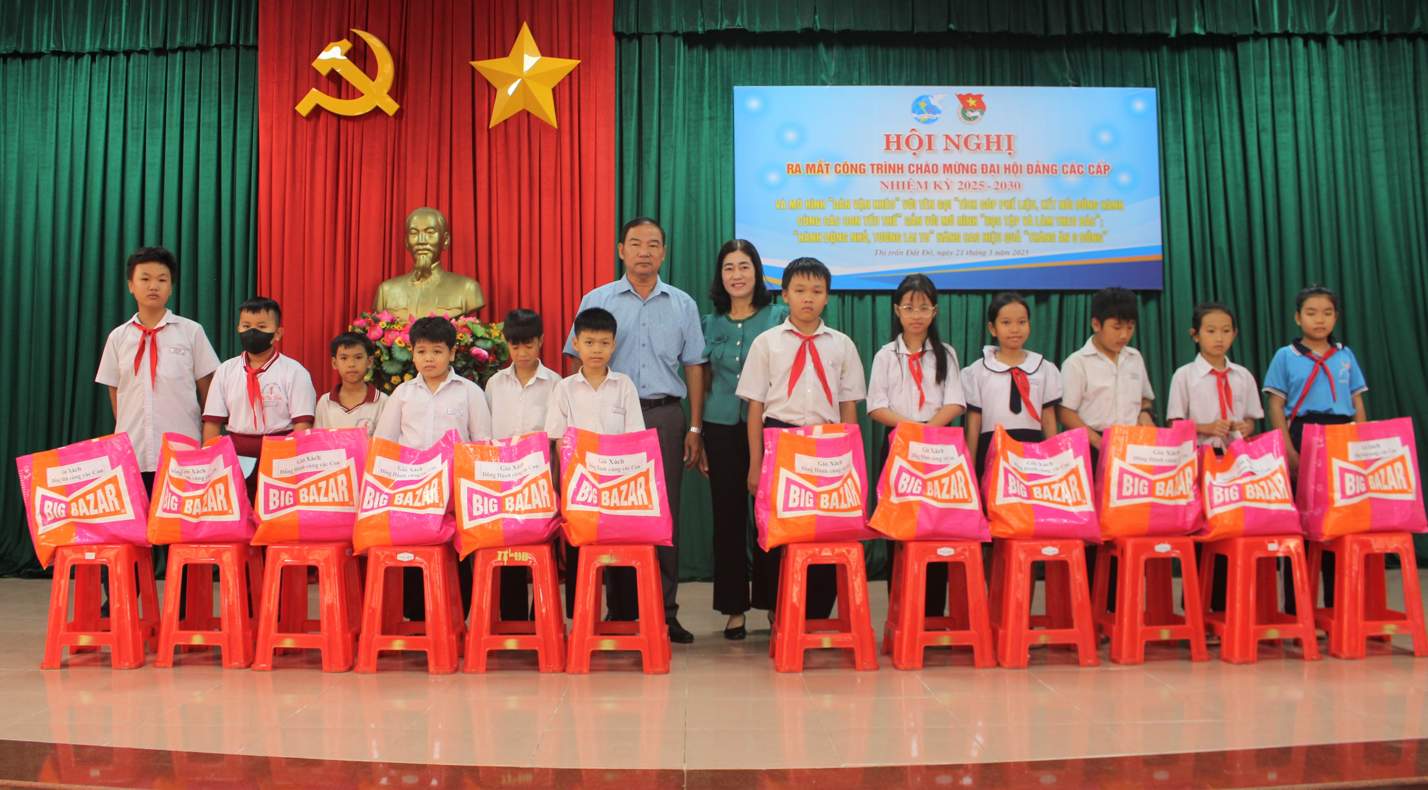 Lãnh đạo LĐLĐ và Hội LHPN huyện Long Đất trao quà cho trẻ em trong chương trình 