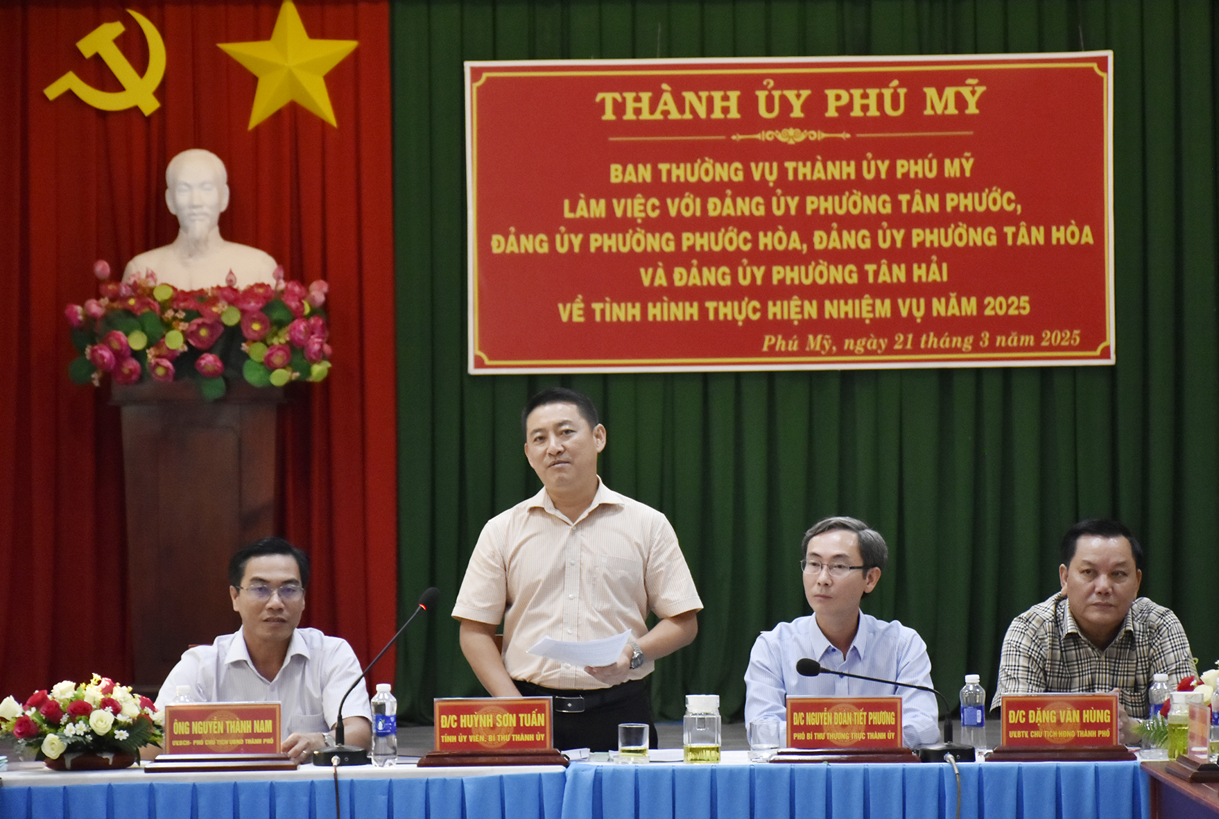 Ông Huỳnh Sơn Tuấn, Bí thư Thị ủy Phú Mỹ phát biểu tại buổi làm việc.