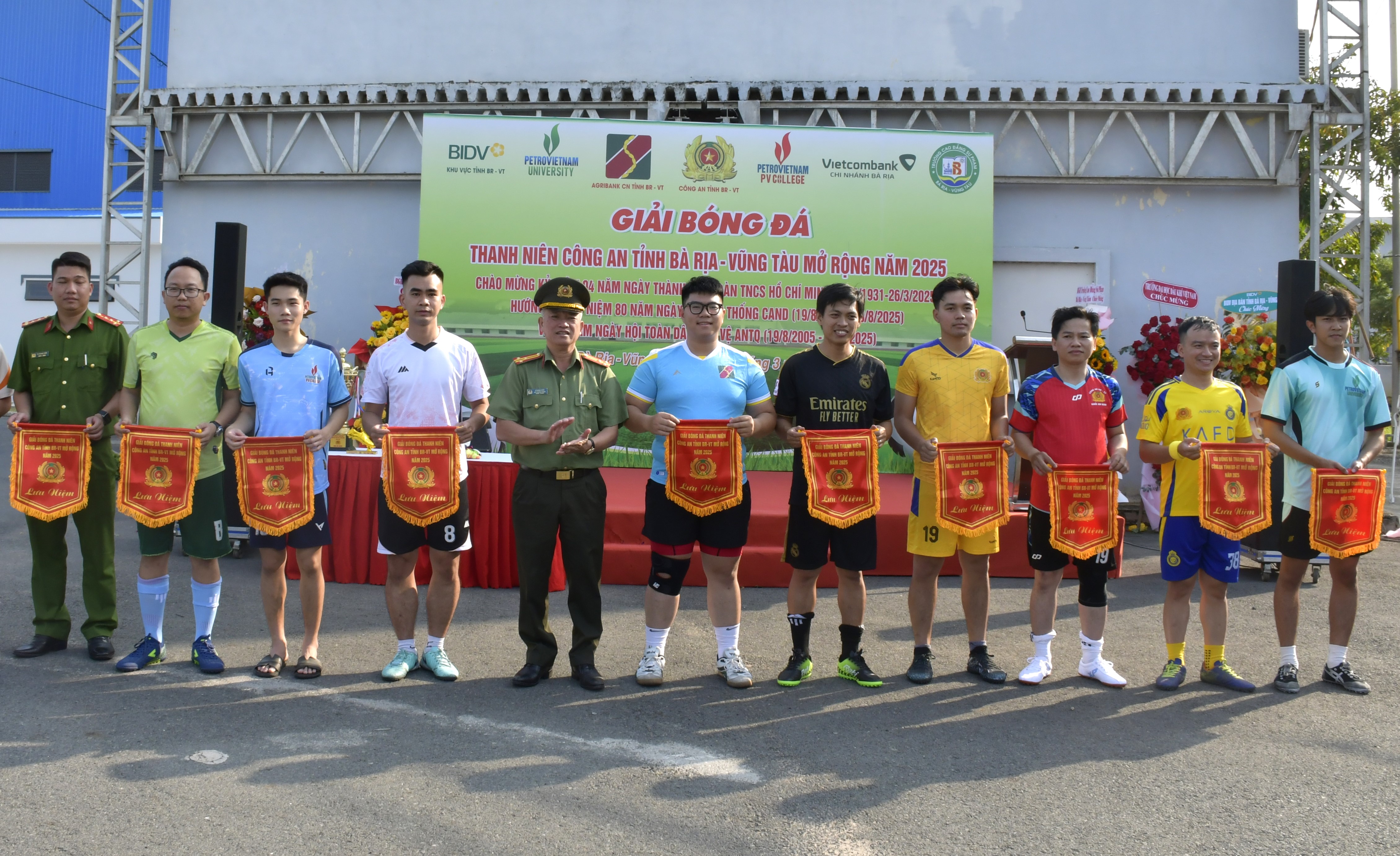 Đại diện lãnh đạo Công an tỉnh tặng cờ lưu niệm các đơn vị tham gia.