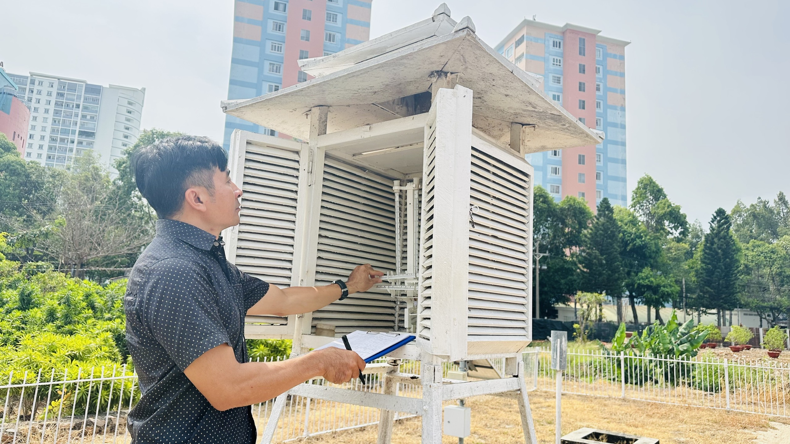 Quan trắc viên Đinh Xuân Tùng ghi chép số liệu từ vườn khí tượng Vũng Tàu