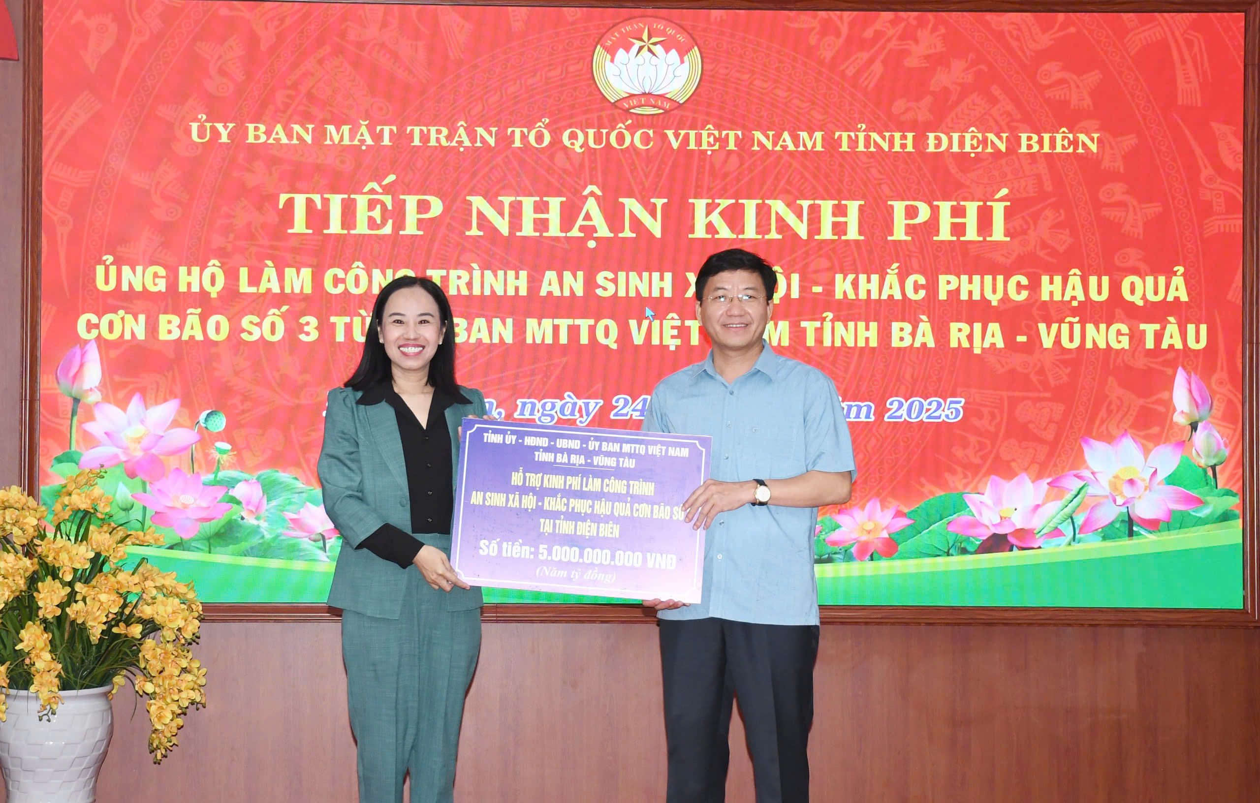 Bà Võ Ngọc Thanh Trúc, Tỉnh ủy viên, Chủ tịch Ủy ban MTTQ Việt Nam tỉnh Bà Rịa - Vũng Tàu trao biểu trưng hỗ trợ kinh phí làm công trình an sinh xã hội cho tỉnh Điện Biên.