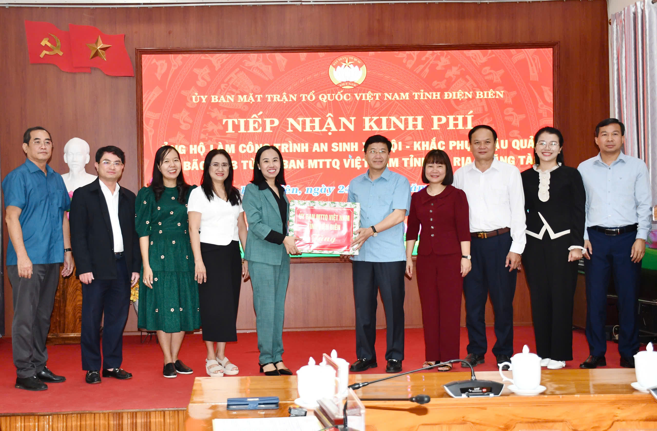 Đoàn công tác tỉnh Bà Rịa - Vũng Tàu trao tặng quà lưu niệm cho Ban Thường trực Ủy ban MTTQ Việt Nam tỉnh Điện Biên.
