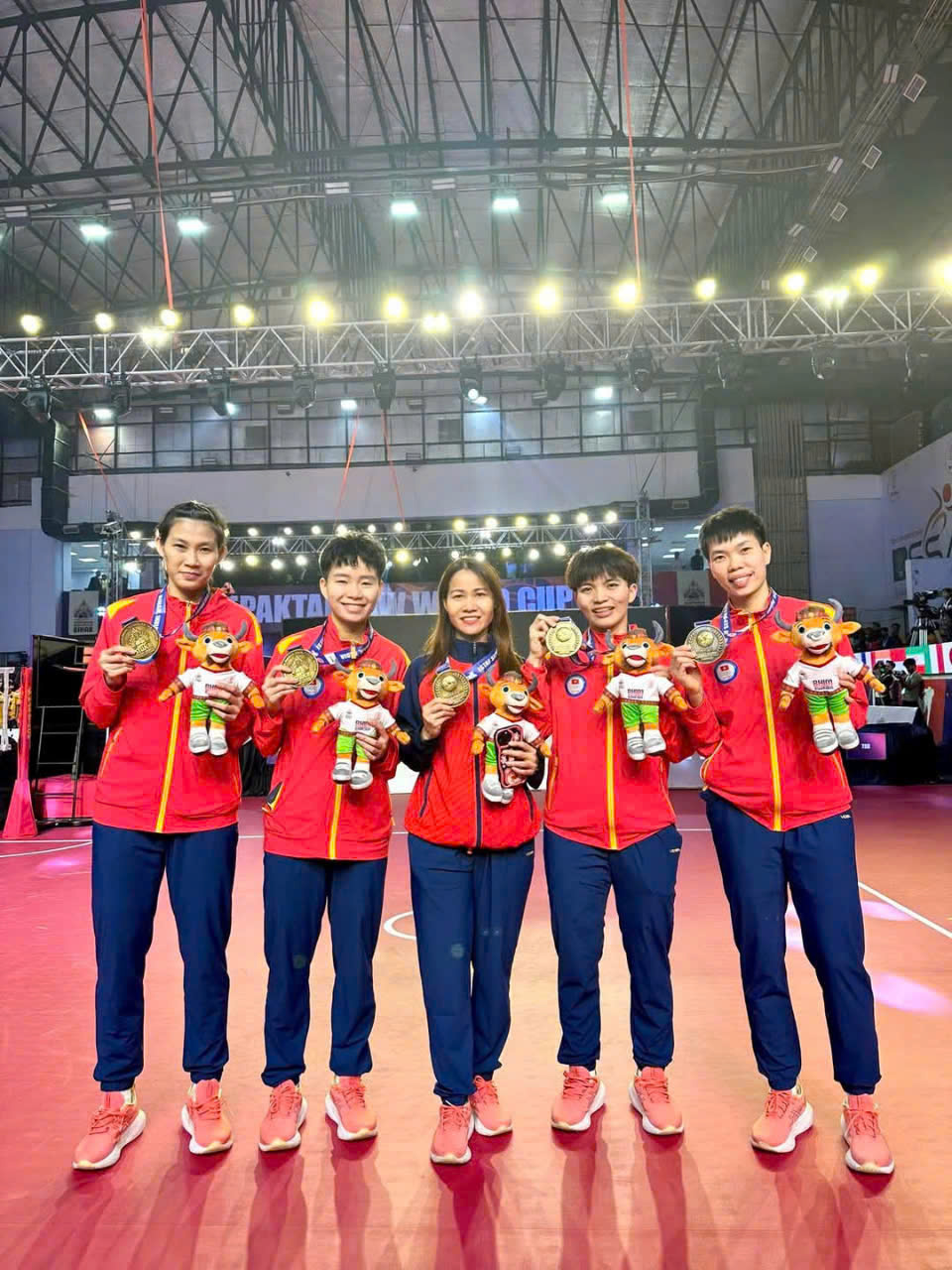 HLV Trần Thị Vui (giữa) cùng đội tuyển cầu mây 4 người nữ giành tấm HCV World Cup 2025.