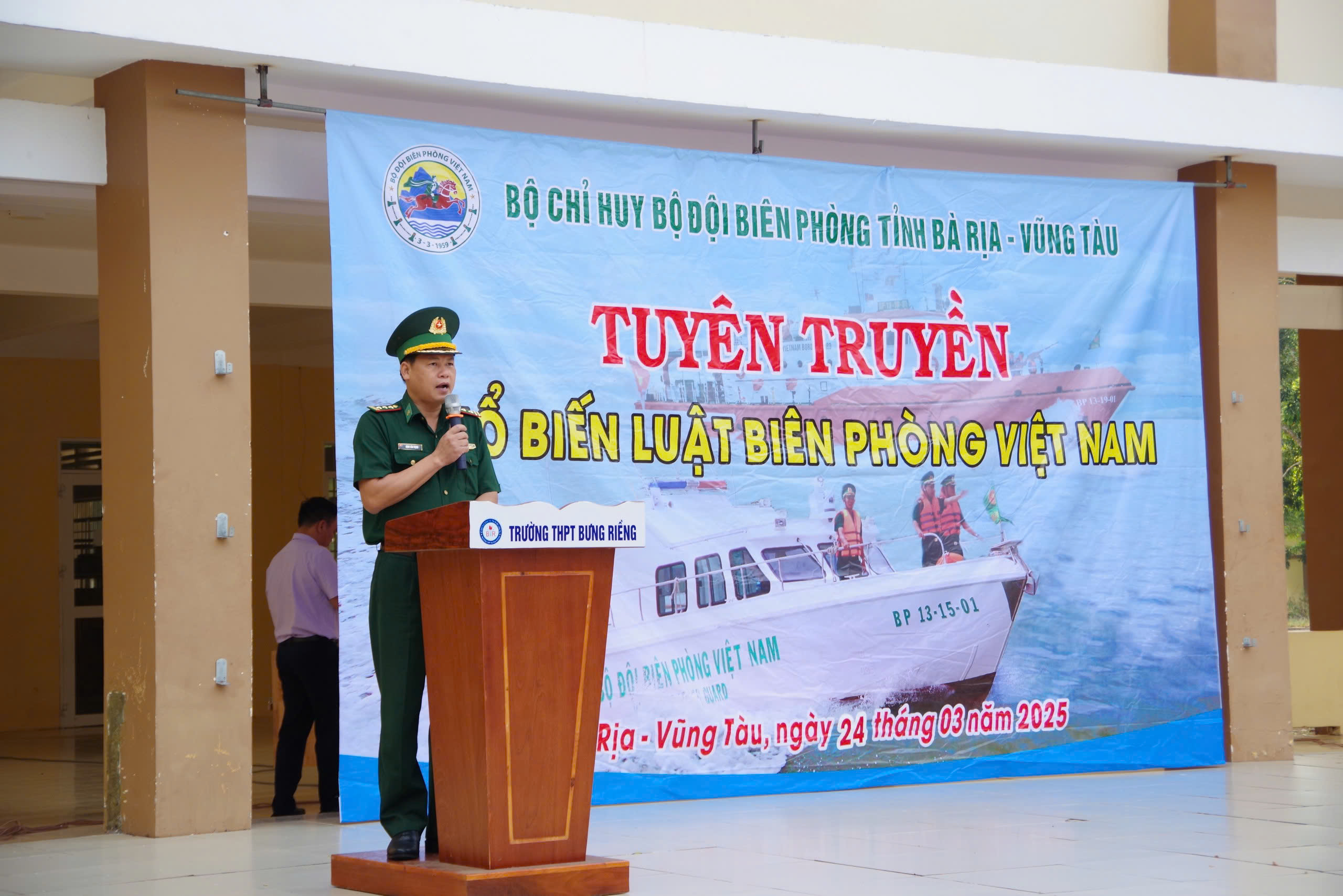 Thượng tá Đặng Văn Trọng, Phó Chủ nhiệm Chính trị, BĐBP tỉnh tuyên truyền phổ biến Luật Biên phòng Việt Nam.