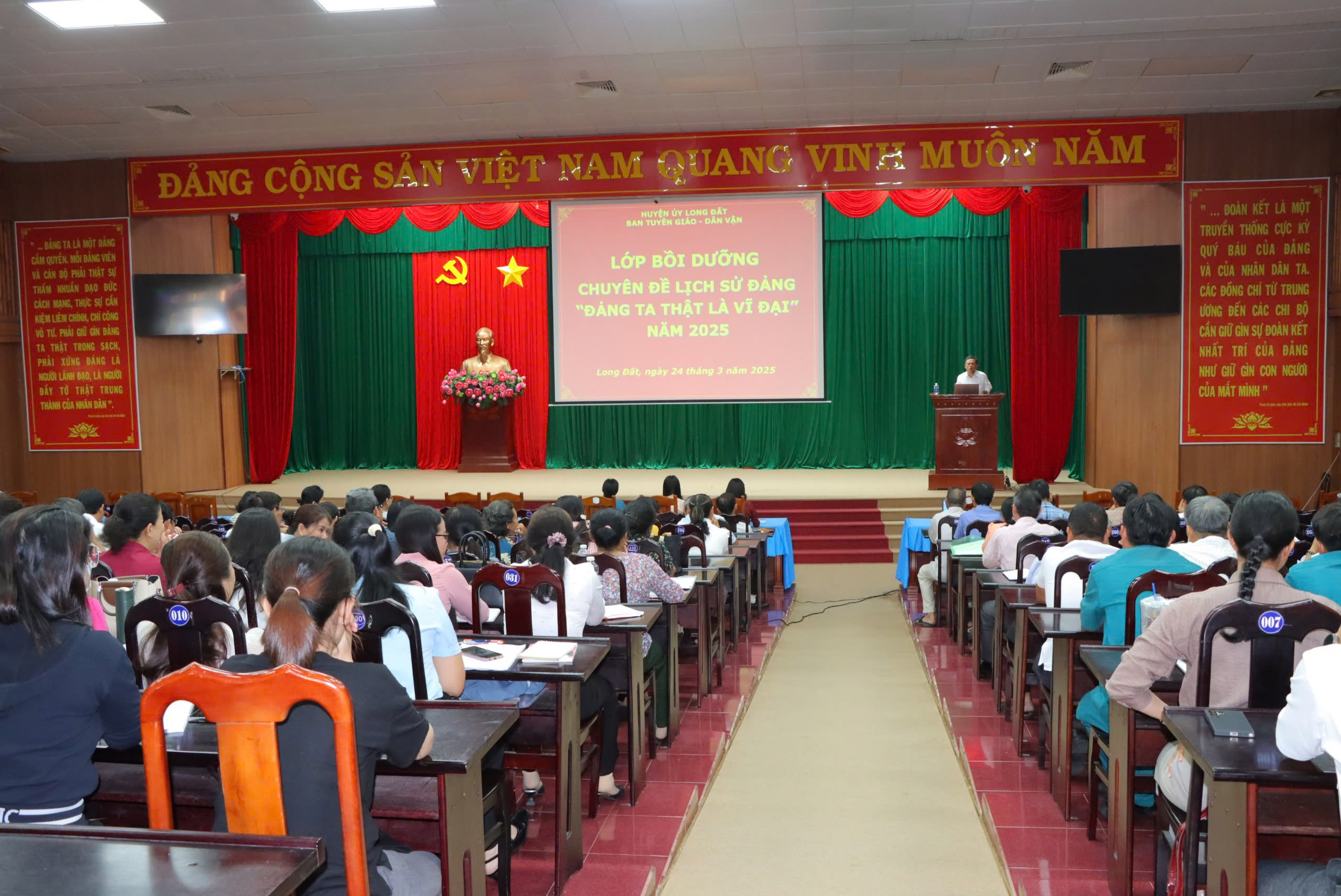 Các cán bộ, đảng viên các chi, đảng bộ trực thuộc trên địa bàn huyện Long Đất lớp bồi dưỡng chuyên đề lịch sử Đảng năm 2025 “Đảng ta thật là vĩ đại”.