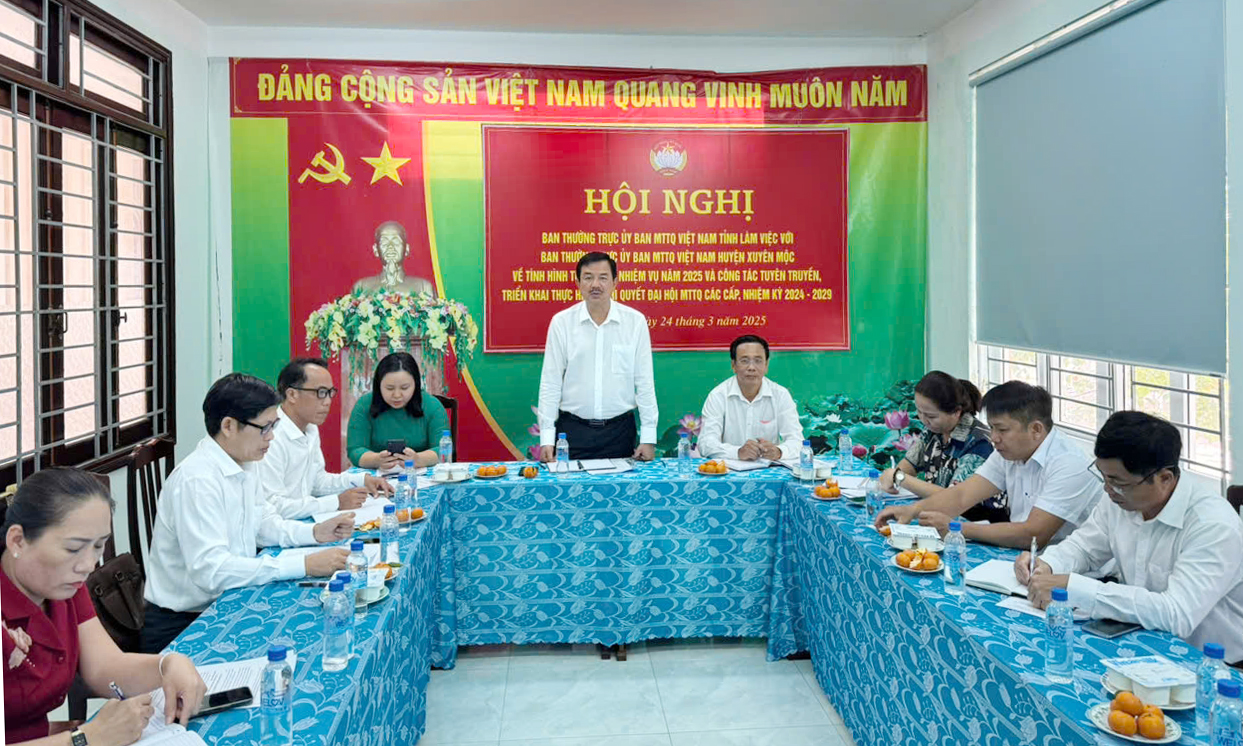 Phó Chủ tịch UBMTTQ Việt Nam tỉnh Trịnh Hàng phát biểu kết luận hội nghị.