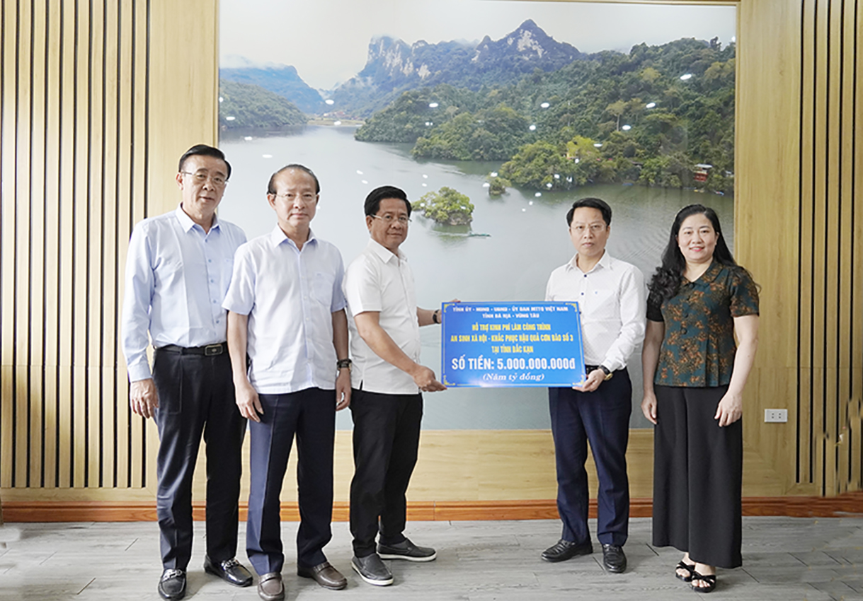 Ông Bùi Chí Thanh, Trưởng Ban Tuyên giáo và Dân vận Tỉnh ủy trao bảng tượng trưng số tiền 5 tỷ đồng tới lãnh đạo tỉnh Bắc Kạn.