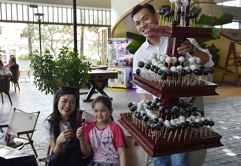 Khách sạn Fusion Suites Vũng Tàu tặng kẹo cho du khách đến sử dụng dịch vụ.