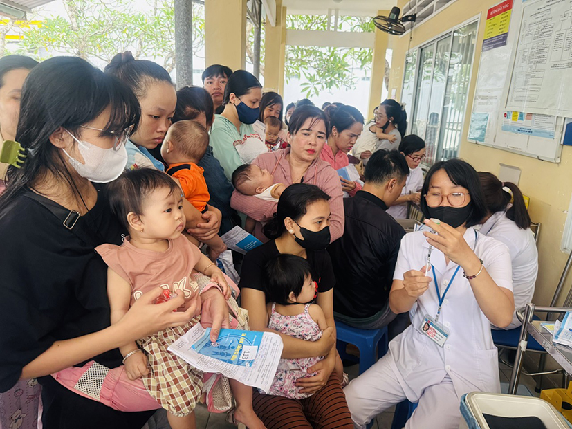 Rất đông phụ huynh đưa con đến Trạm Y tế phường 11 (TP.Vũng Tàu) để tiêm vắc xin sởi trong sáng 25/3.