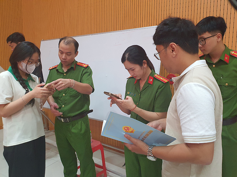 Lực lượng công an hướng dẫn người dân và doanh nghiệp cài đặt phần mềm thông báo lưu trú.