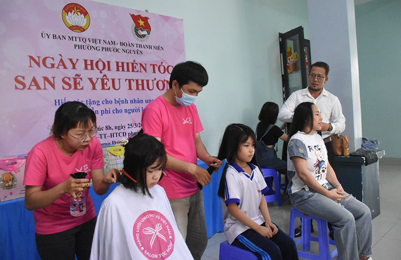 Tình nguyện viên, người dân tham gia ngày hội hiến tóc.