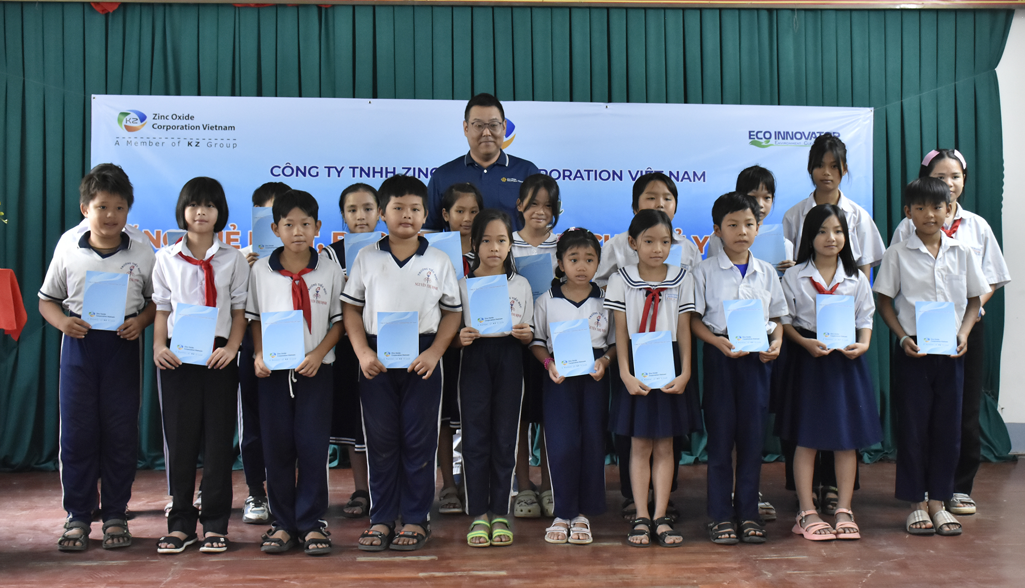 Ông Na Jong Hyun, Trưởng phòng Hành chính và Thương mại ZOCV tặng thẻ bảo hiểm y tế cho học sinh.