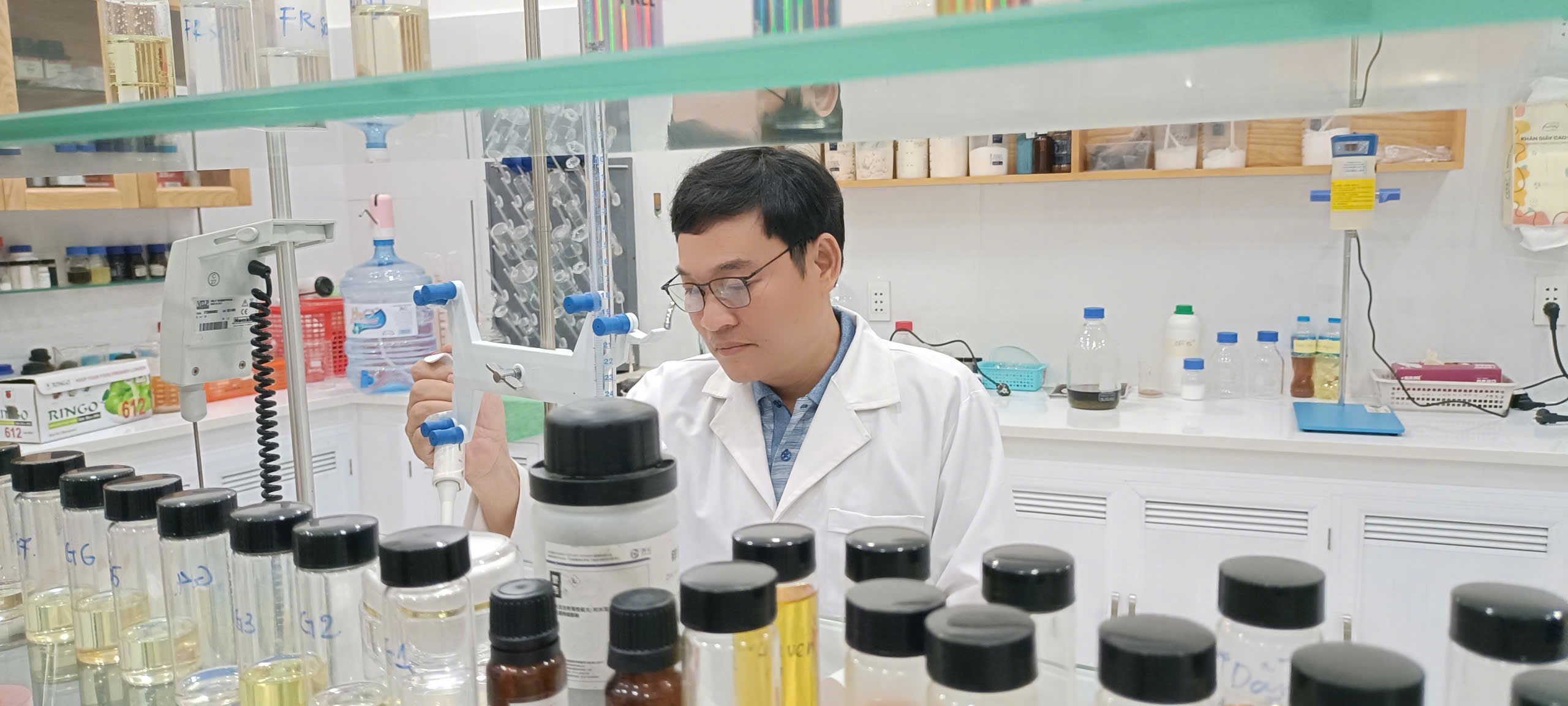 Hiện tỉnh còn thiếu nguồn nhân lực trí thức, nhà khoa học phục vụ cho sự nghiệp phát triển KH-CN, đổi mới sáng tạo và chuyển đổi số. Trong ảnh: Ông Trịnh Thanh Sơn, Phó Giám đốc Công ty CP Công nghệ Môi trường Nano Việt (TP.Vũng Tàu) nghiên cứu sản phẩm trong phòng thí nghiệm.