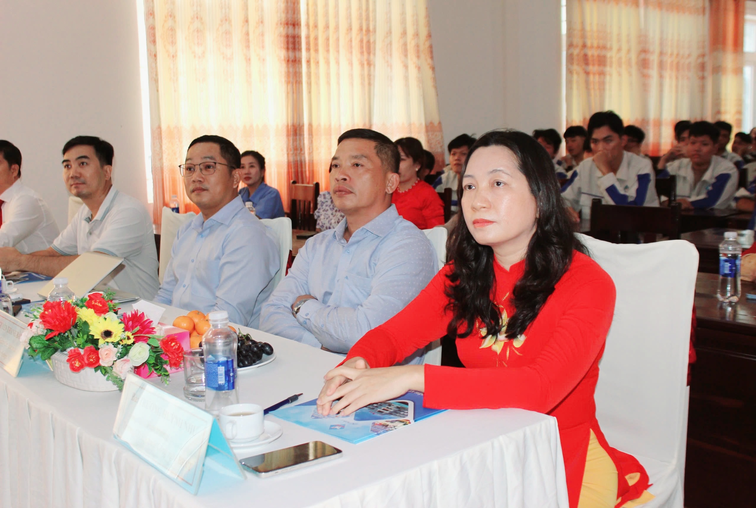 Các đại biểu tham dự buổi lễ.