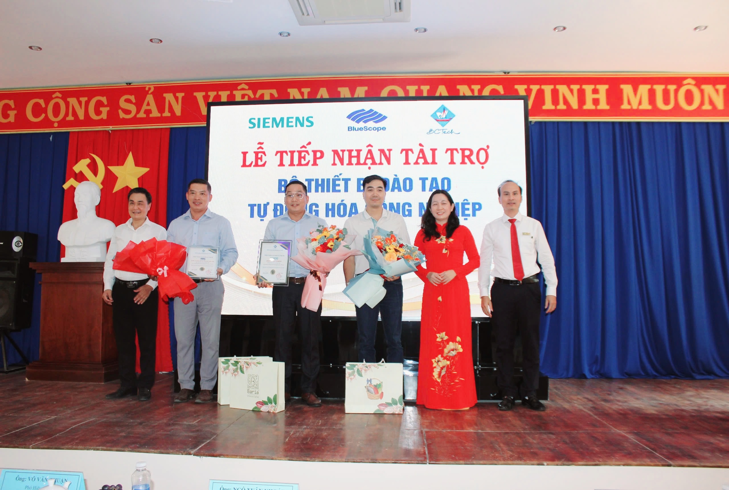 Ban Giám hiệu nhà trường tri ân các nhà tài trợ.