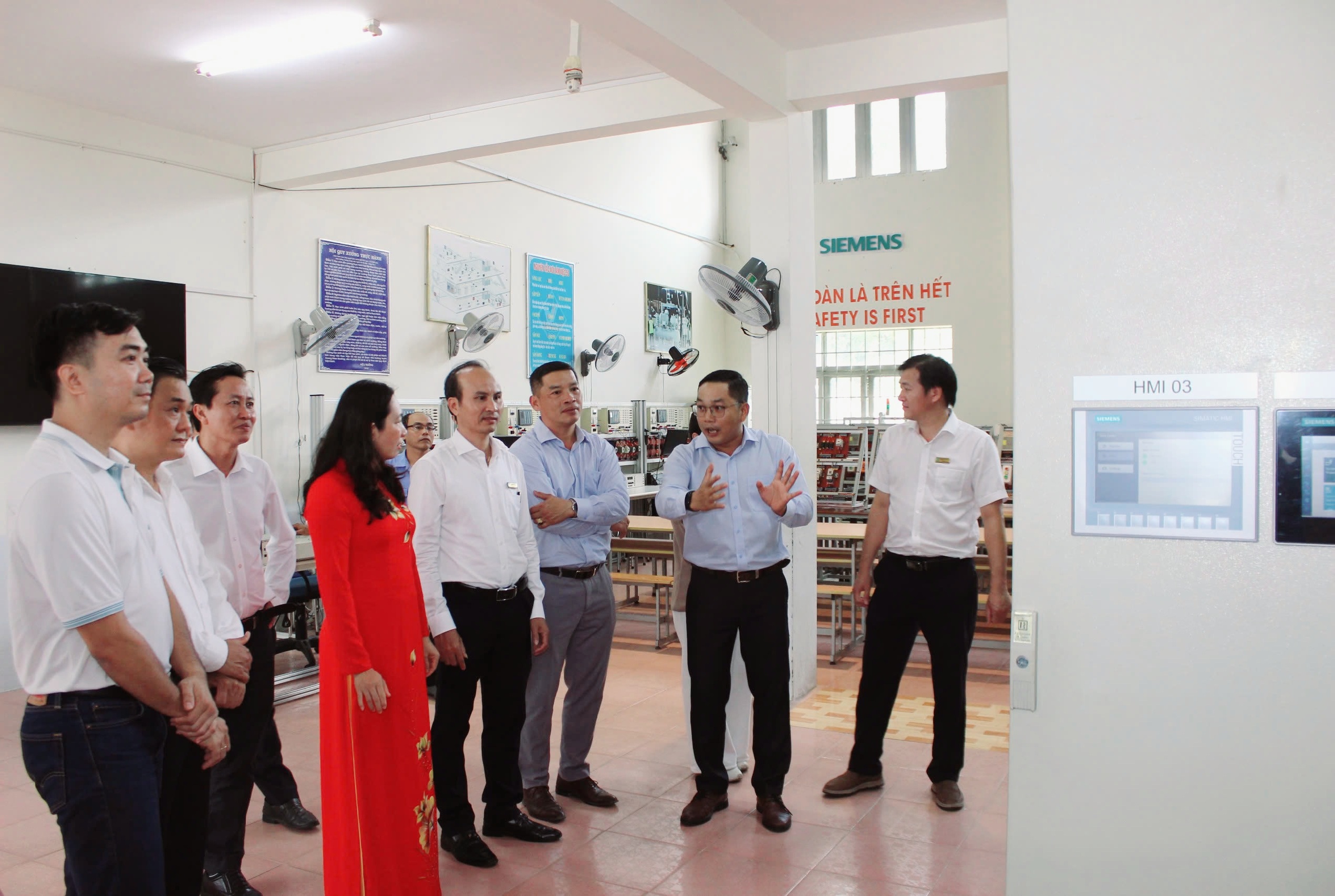 Nhà tài trợ chia sẻ thêm về cấch vận hành thiết bị.