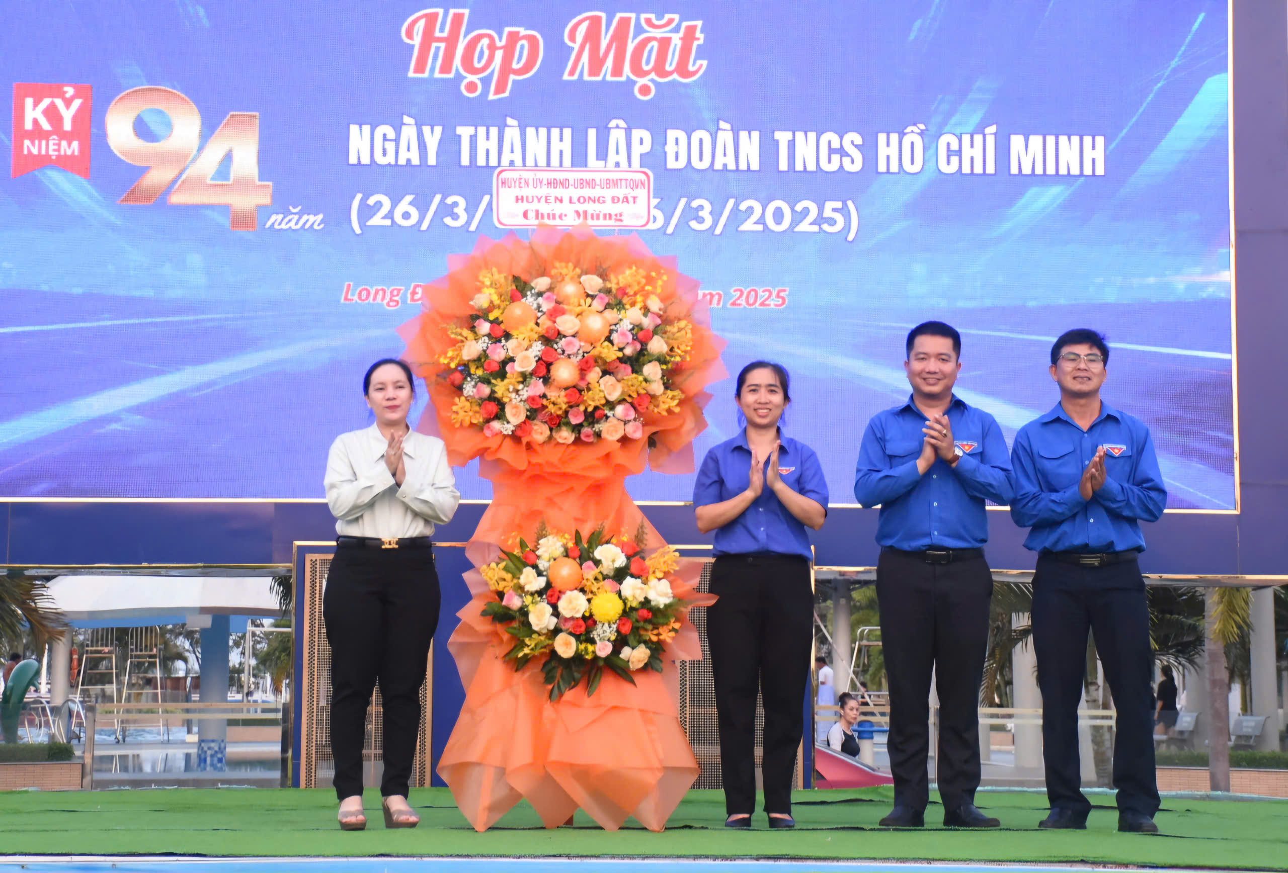 Huyện ủy-HĐND-UBND-UBMTTQ Việt Nam huyện Long Đất tặng lẵng hoa chúc mừng Ngày thành lập Đoàn TNCS Hồ Chí Minh tại chương trình.