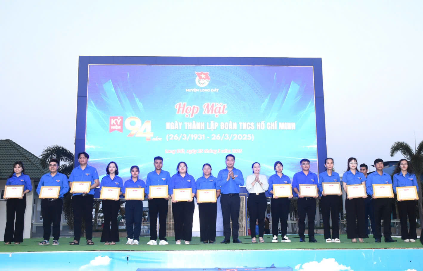 Huyện Đoàn Long Đất khen thưởng các cá nhân có nhiều thành tích xuất sắc trong công tác Đoàn và phong trào thanh thiếu nhi  tại chương trình.