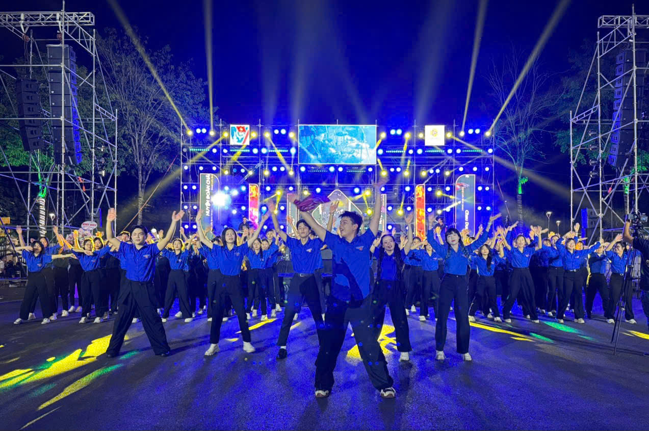 Tiết mục ca múa Lên Đàng và bài múa đồng diễn của 94 đoàn viên thanh niên huyện Châu Đức.