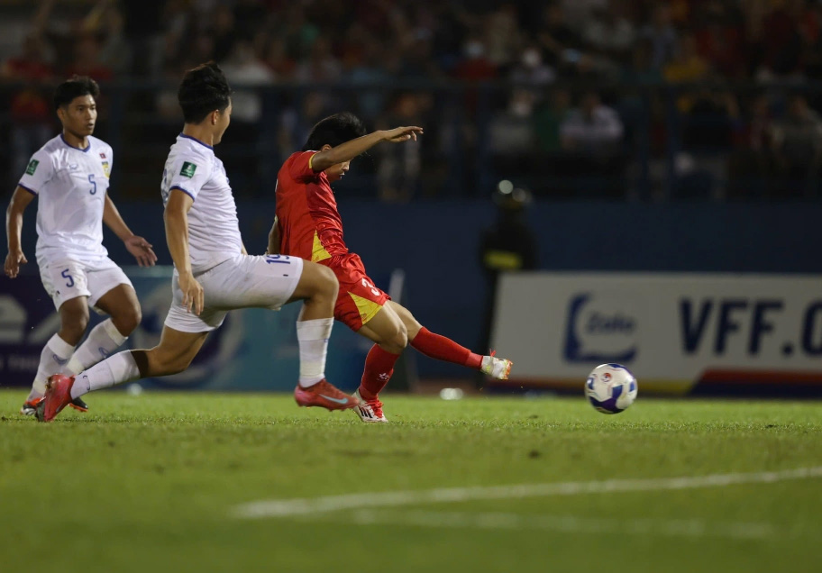 Văn Vĩ nâng tỉ số lên 2-0 cho đội tuyển Việt Nam. 