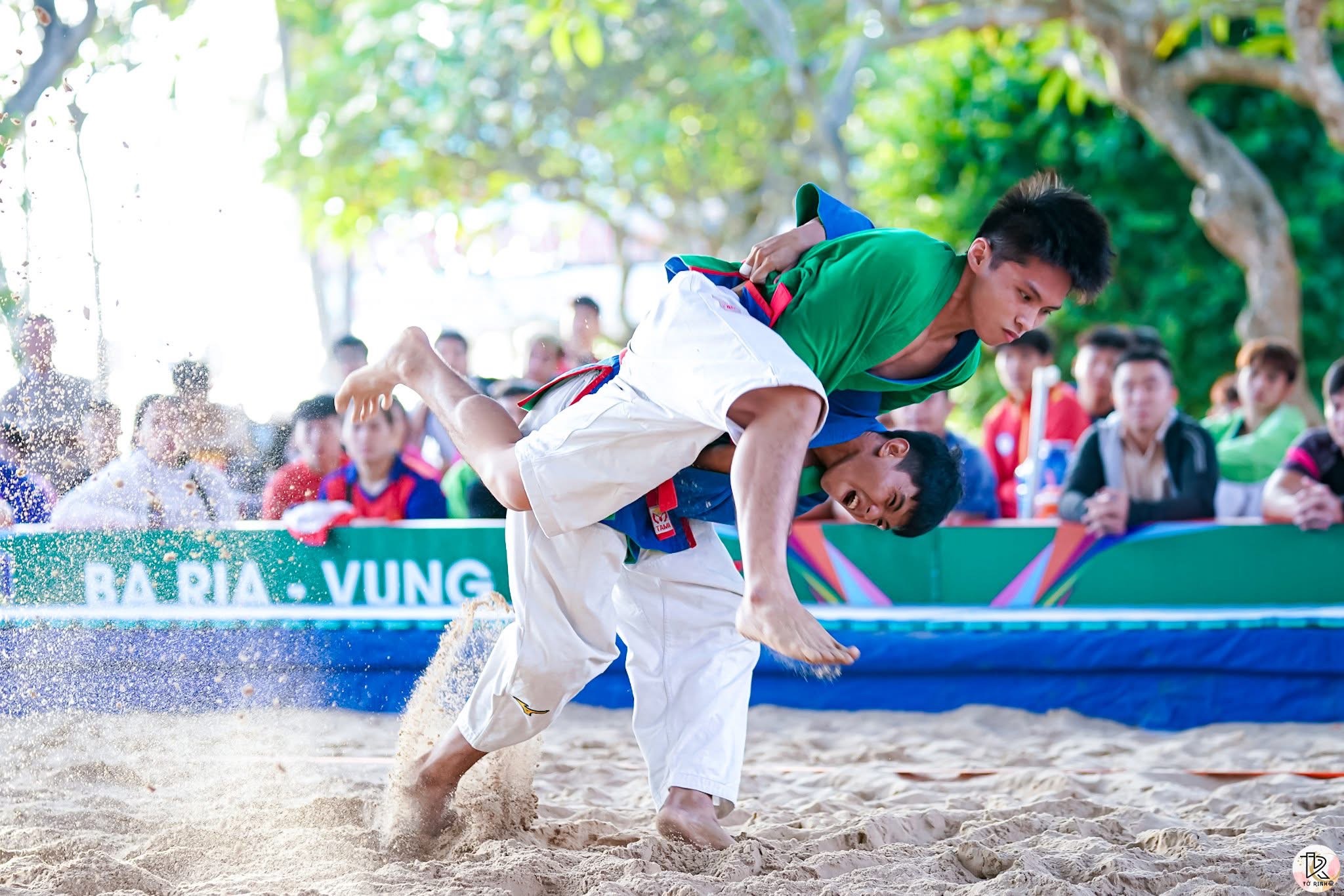 VĐV thi đấu tại Giải vô địch kurash bãi biển 2025.
