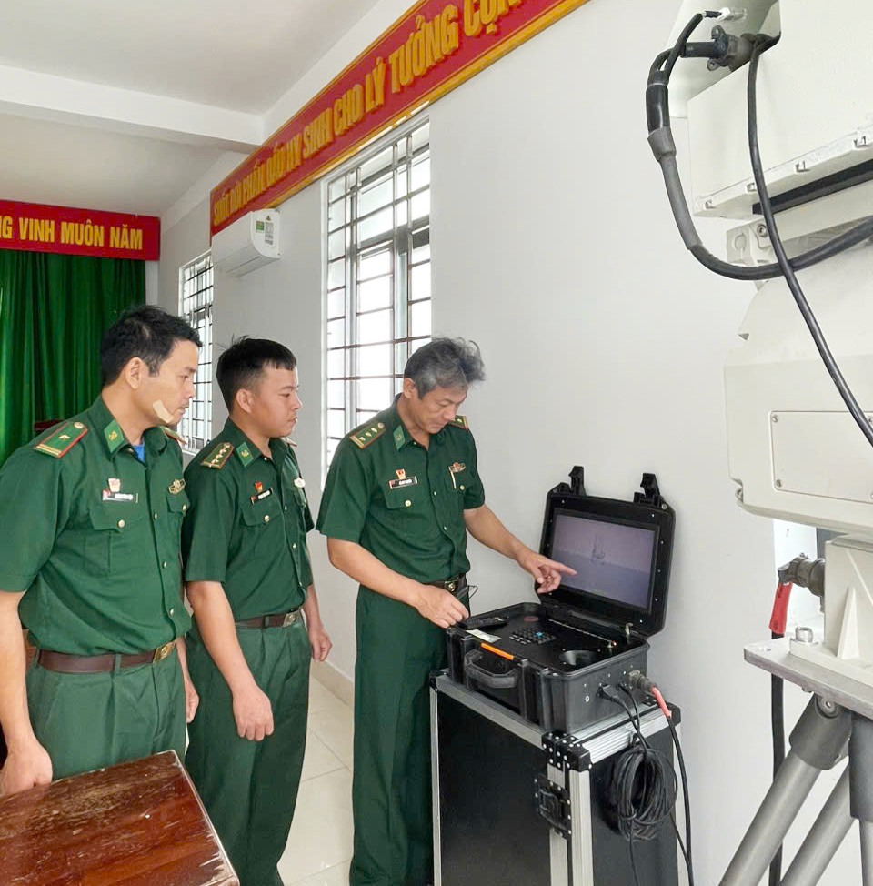 Cán bộ biên phòng quan sát, giám sát cảng qua “Hệ thống quan sát ngày đêm tầm trung BP”, sản phẩm hình thành từ đề tài nghiên cứu KH-CN cấp tỉnh năm 2024.