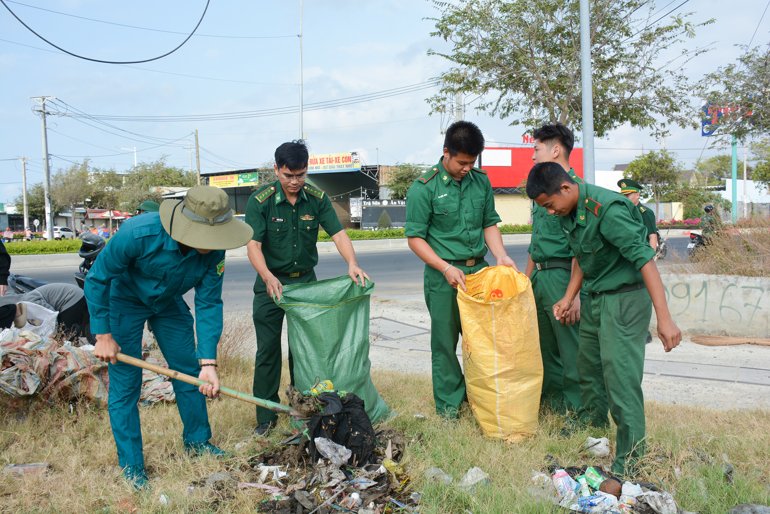 Cán bộ, chiến sĩ Đồn Biên phòng Phước Tỉnh dọn dẹp vệ sinh trên địa bàn xã Phước Hưng (huyện Long Đất).