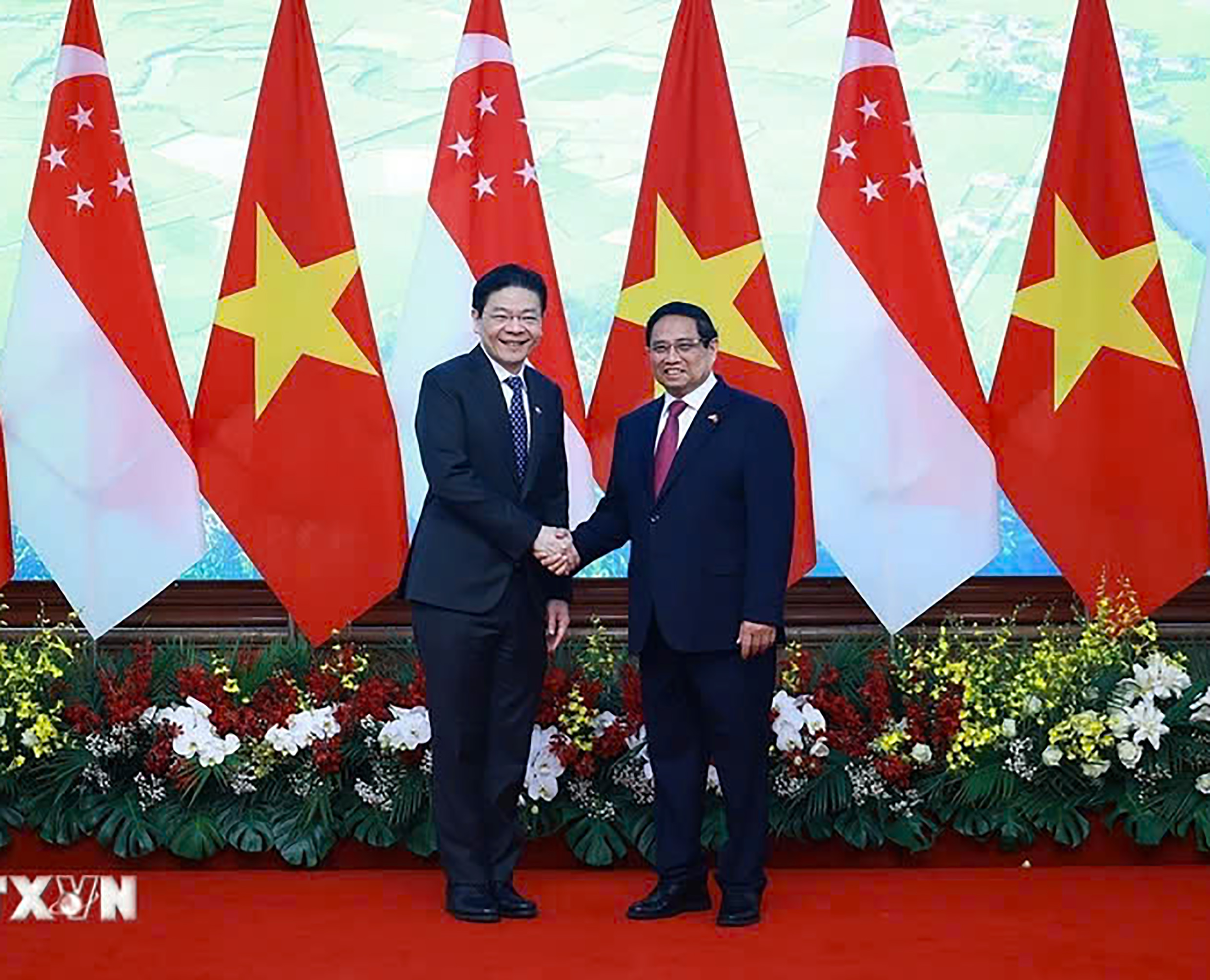 Thủ tướng Phạm Minh Chính và Thủ tướng Singapore Lawrence Wong chụp ảnh chung trước hội đàm. Ảnh: DƯƠNG GIANG