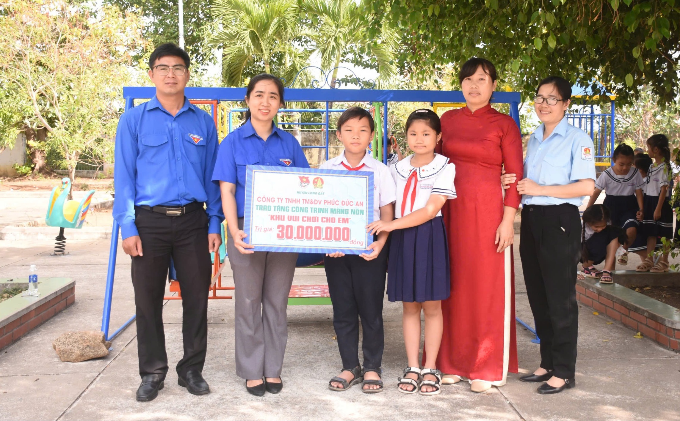 Đại diện Huyện Đoàn - Hội đồng Đội huyện Long Đất trao bảng tượng trưng tặng công trình măng non 