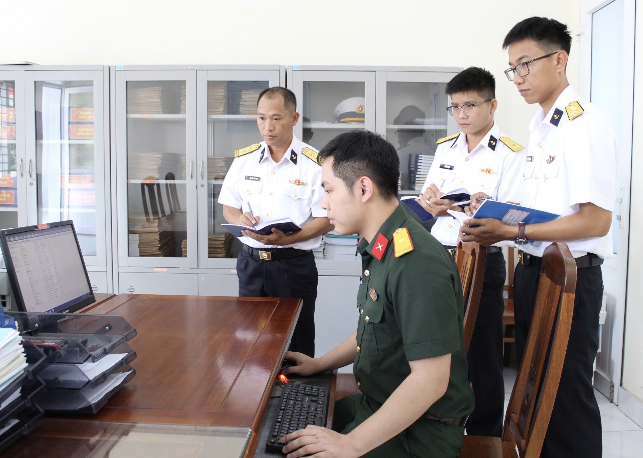 Cán bộ của Trung tâm 286 kiểm tra hệ thống máy tính  tại Lữ đoàn 171.