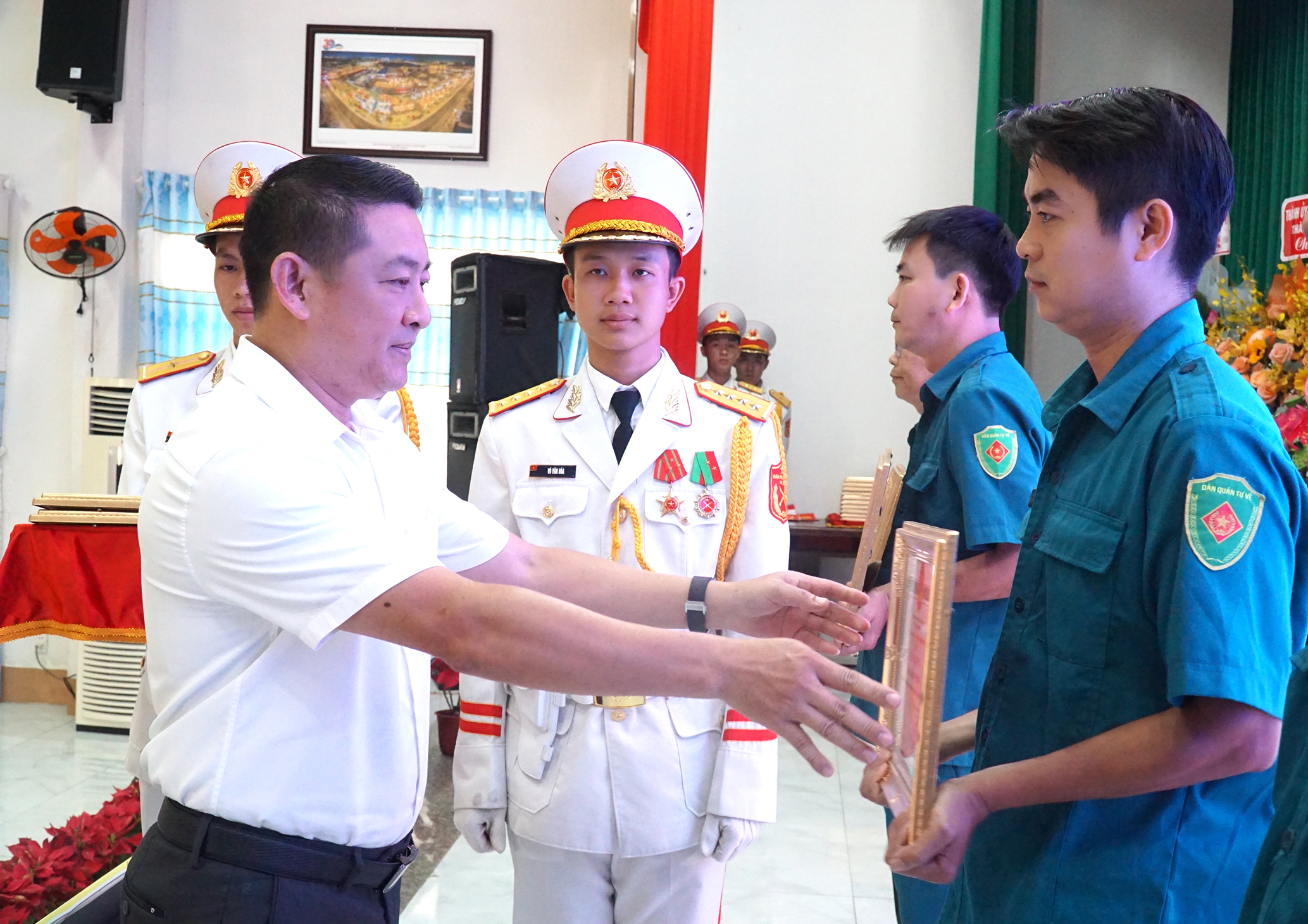 Bí thư Thành ủy Phú Mỹ Huỳnh Sơn Tuấn trao Giấy khen cho các cá nhân có thành tích xuất sắc trong công tác DQTV của địa phương.