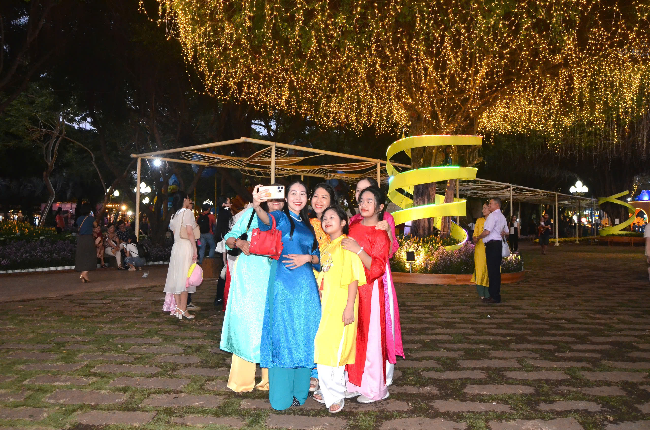  Người dân vui chơi tại công viên tam giác Bãi Trước, TP.Vũng Tàu.