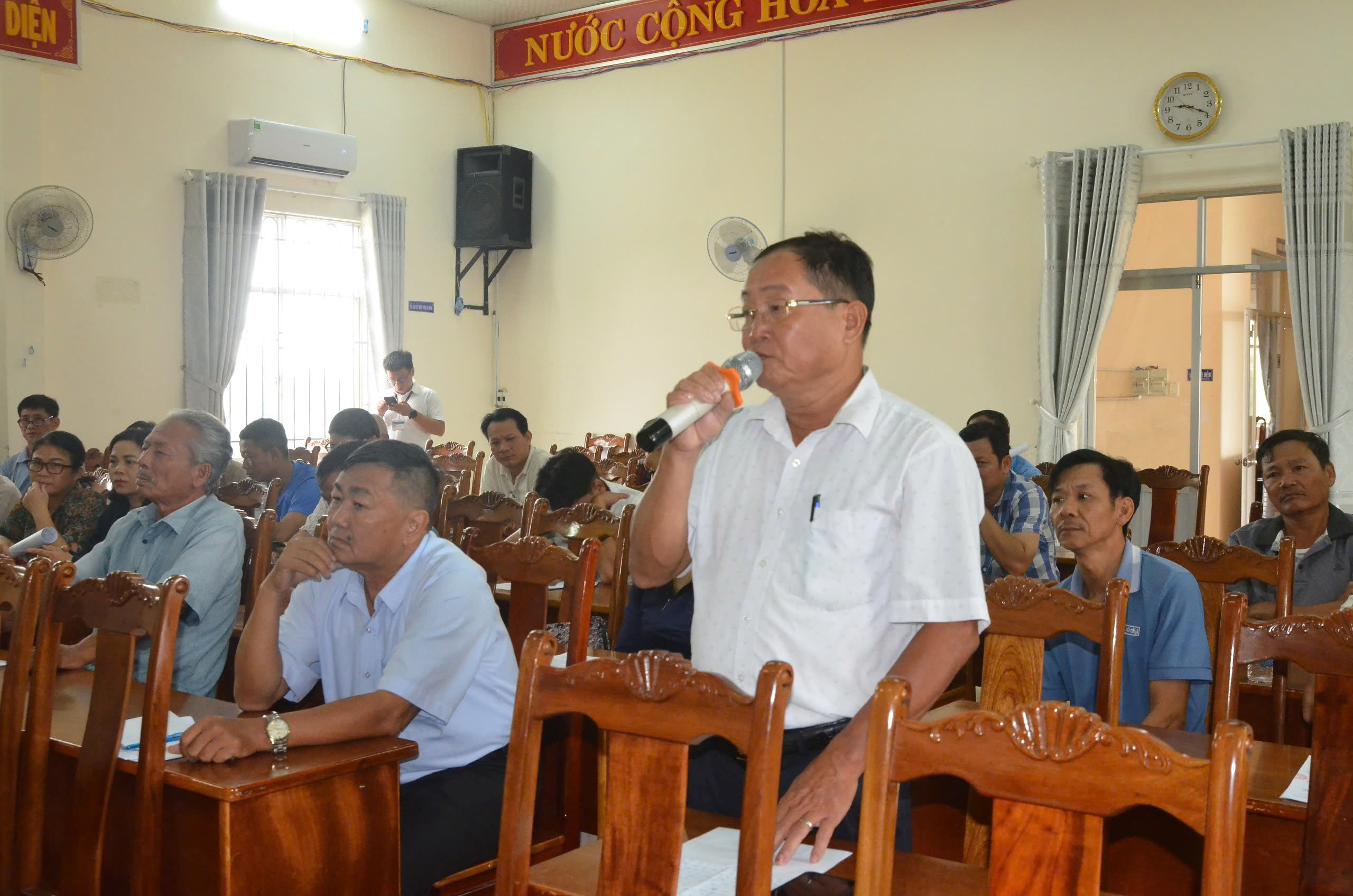 Người dân phường 12, TP.Vũng Tàu kiến nghị xem xét lại giá bồi thường đất tại hội nghị.