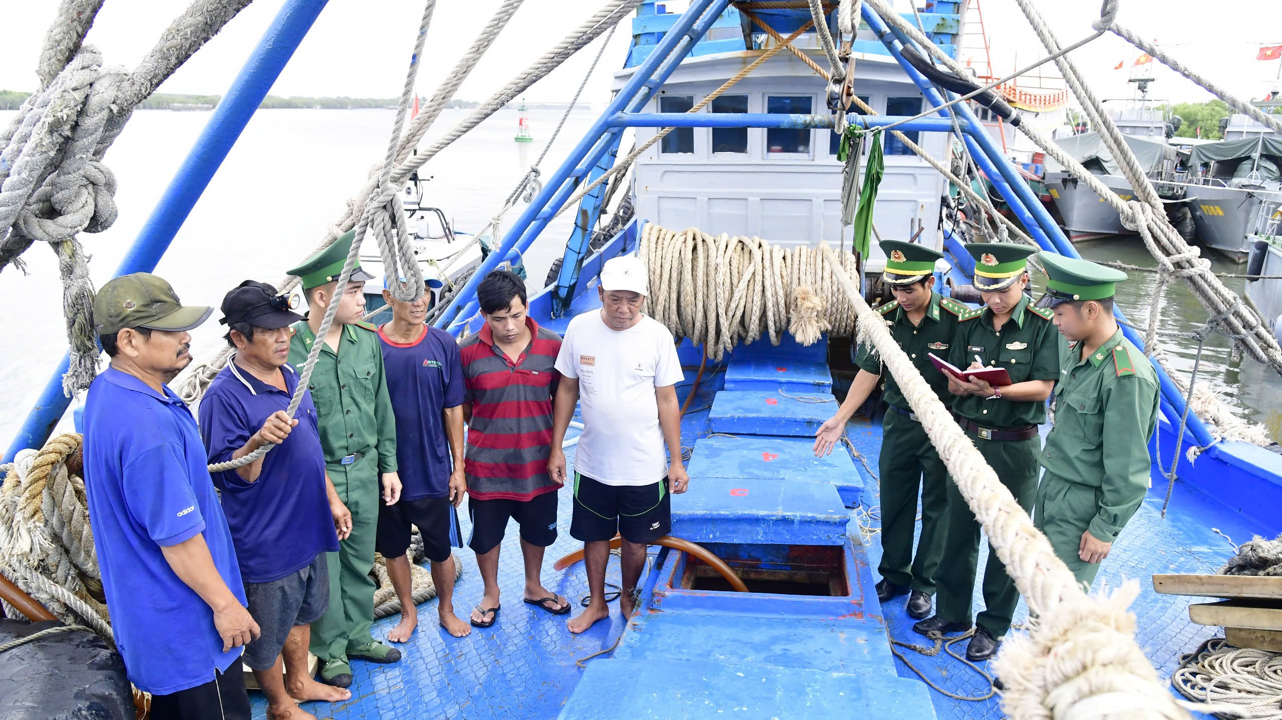 Hải đoàn Biên phòng 18 kiểm tra phương tiện và hàng hóa trên tàu TG 94117 TS.