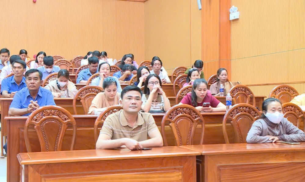 Hội nghị kết hợp trực tiếp và trực tuyến.