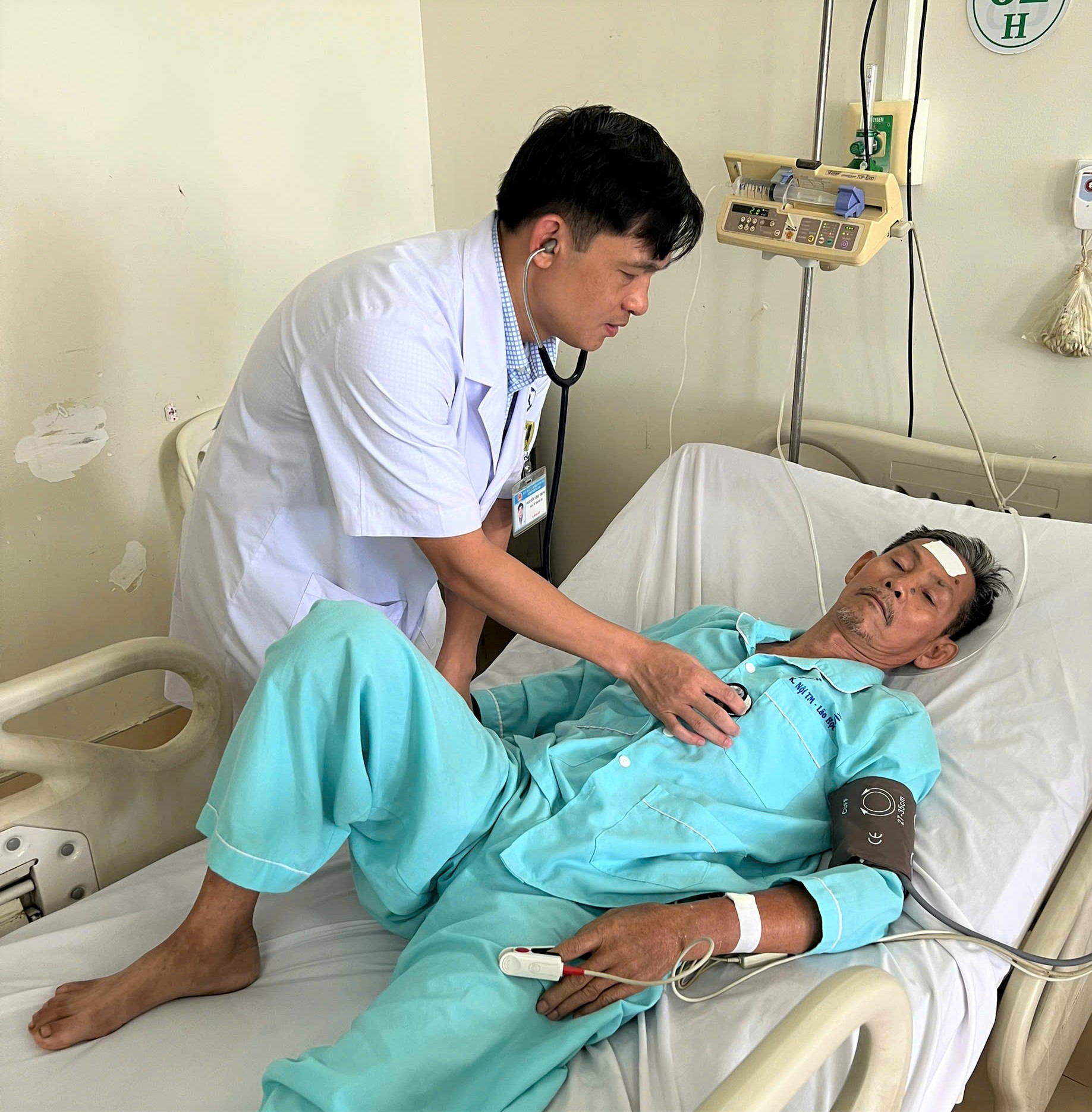 Bác sĩ Bệnh viện Bà Rịa kiểm tra sức khỏe cho ông L.