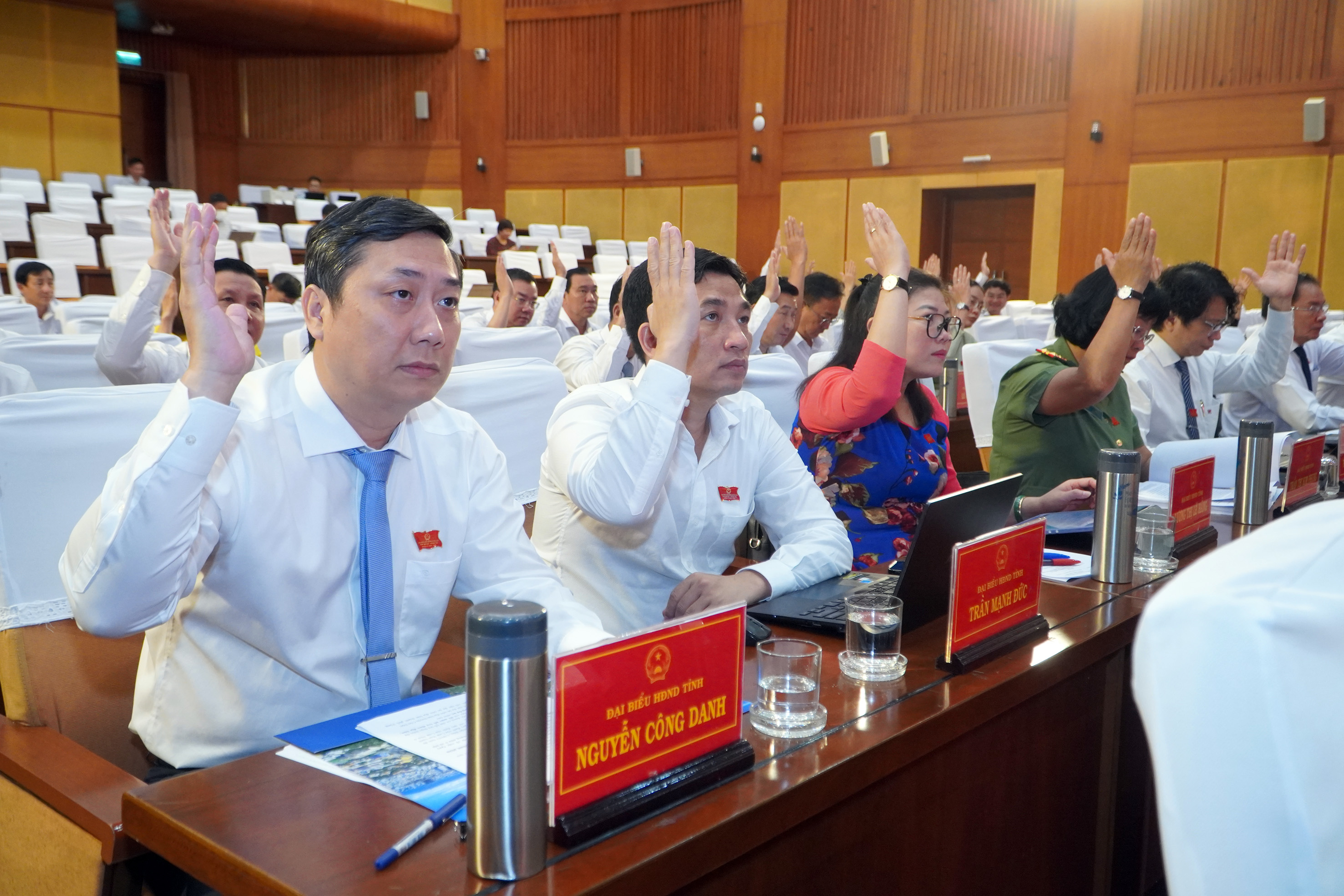 Các đại biểu HĐND tỉnh biểu quyết thông qua nghị quyết.