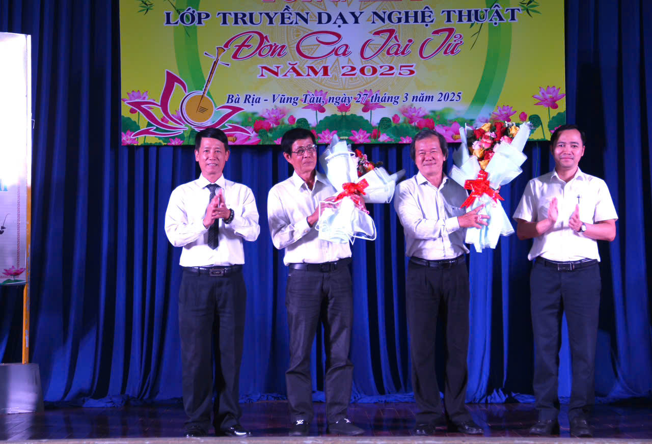 Lãnh đạo Trung tâm Văn hóa Nghệ thuật Thể thao tỉnh tặng hoa các nghệ nhân giảng dạy lớp truyền dạy.